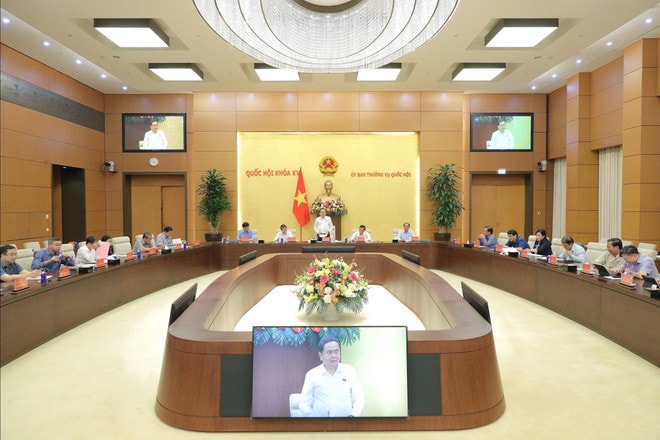 NA Chairman Tran Thanh Man on October 19 chairs a meeting between the Standing Board of the NA Party Committee and heads of Party groups overseeing delegations of NA deputies from provinces and centrally-run cities ahead of the 10th session of the 15th legislature. (Photo: daibieunhandan.vn) toan-canh.jpg