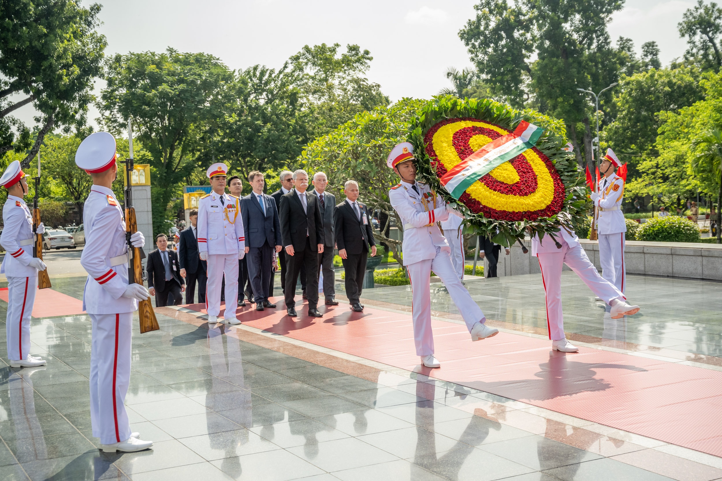 20251020-CTQH ហុងគ្រី - ដាក់ផ្កានៅវិមានអនុស្សាវរីយ៍ដល់វីរបុរស និងទុក្ករបុគ្គល-1