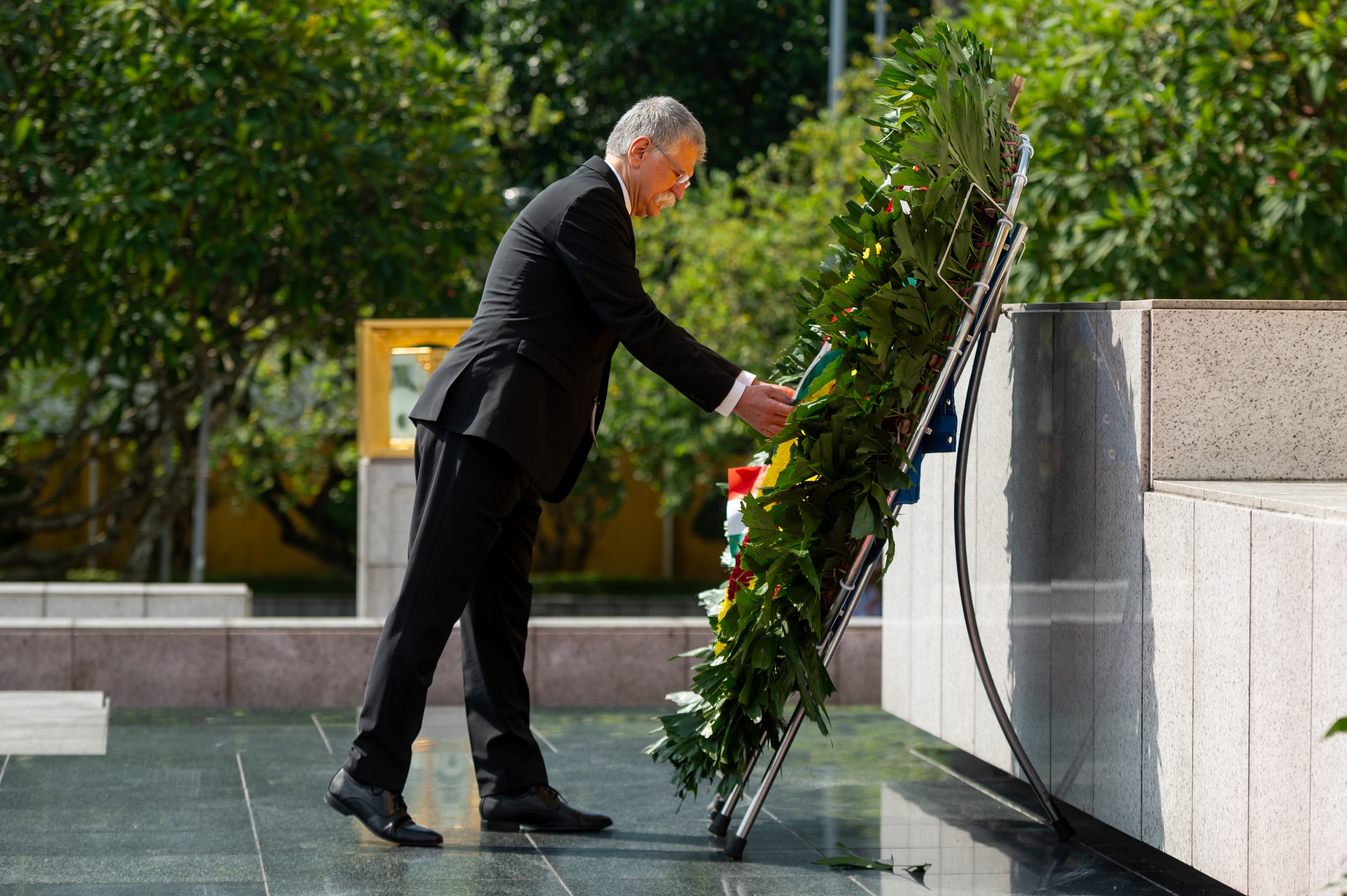 20251020-CTQH ហុងគ្រី - ដាក់ផ្កានៅវិមានដល់វីរបុរស និងទុក្ករបុគ្គល-2