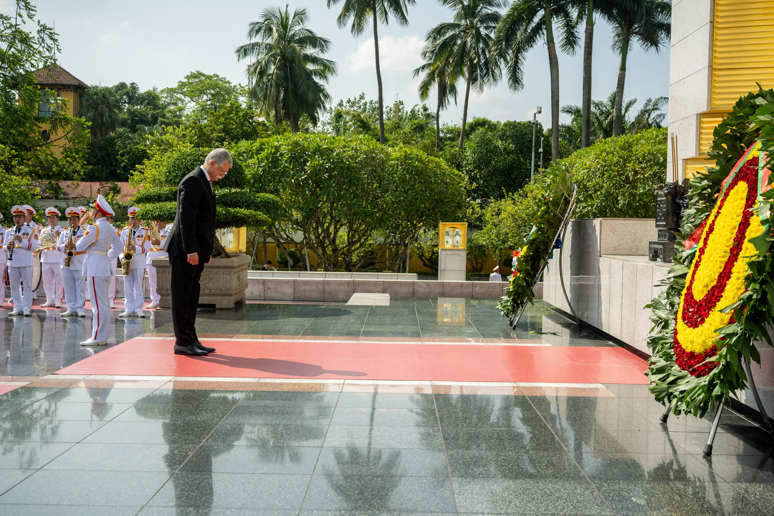 20251020-CTQH ហុងគ្រី - ដាក់ផ្កានៅវិមានដល់វីរបុរស និងទុក្ករបុគ្គល-3