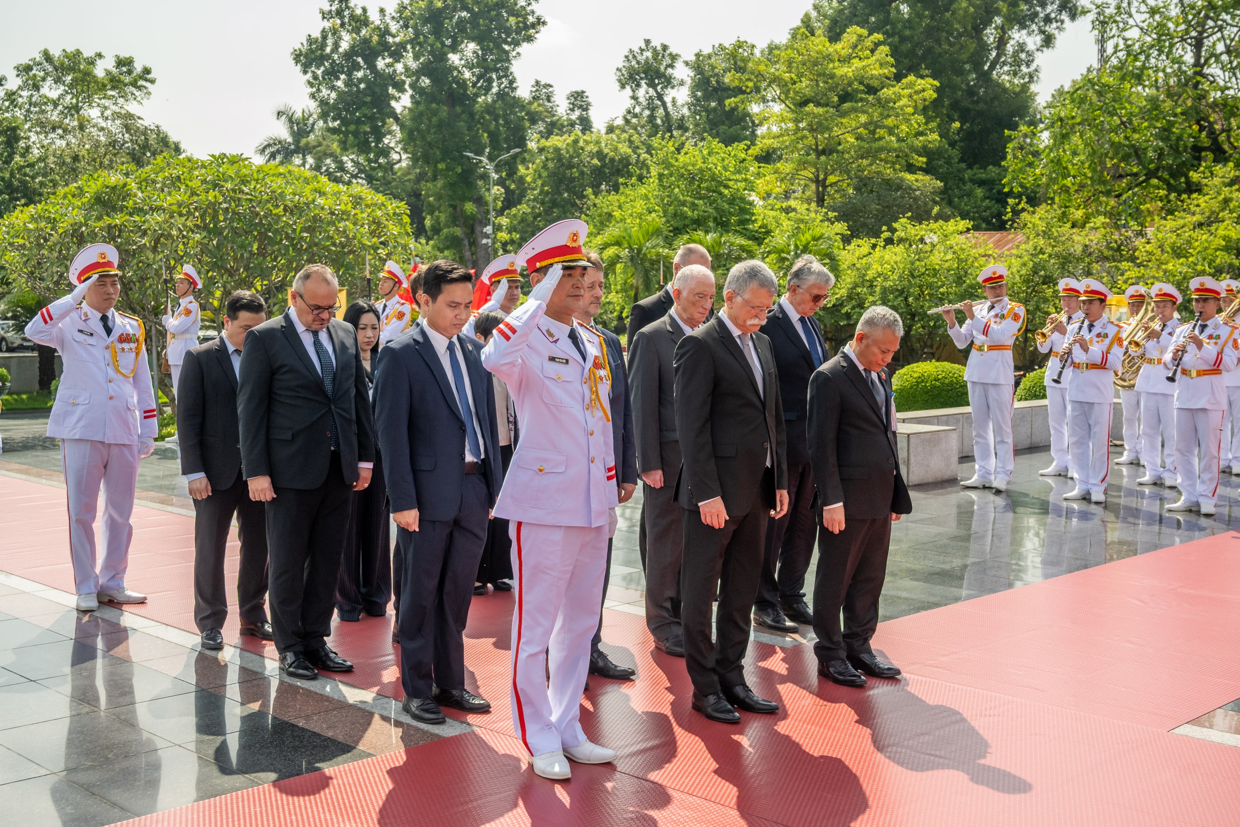 20251020-CTQH ហុងគ្រី - ដាក់ផ្កានៅវិមានដល់វីរបុរស និងទុក្ករបុគ្គល-4