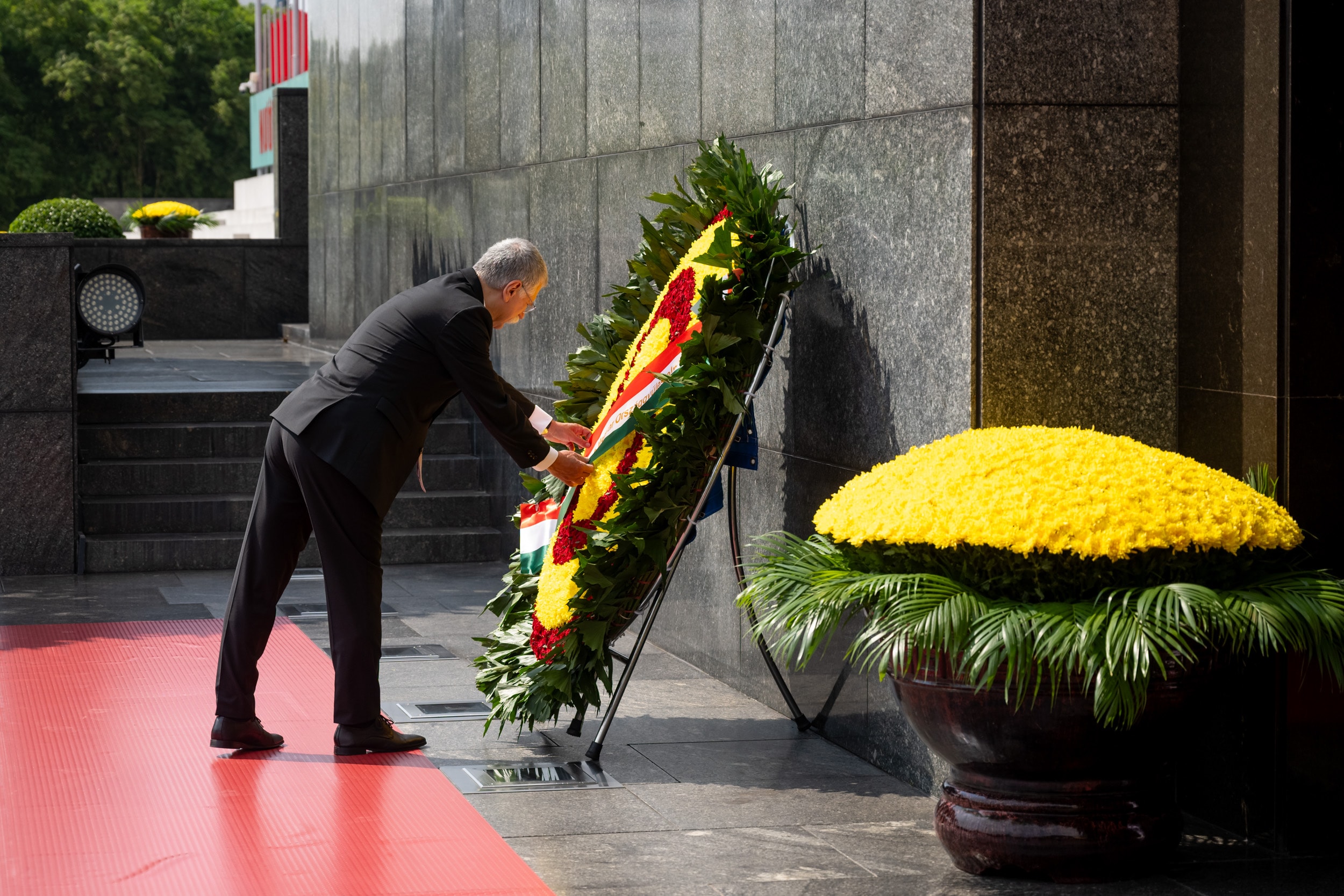 20251020-CTQH ហុងគ្រី-ដាក់កម្រងផ្កា និងទស្សនាវិមានប្រធានាធិបតីហូជីមិញ-២