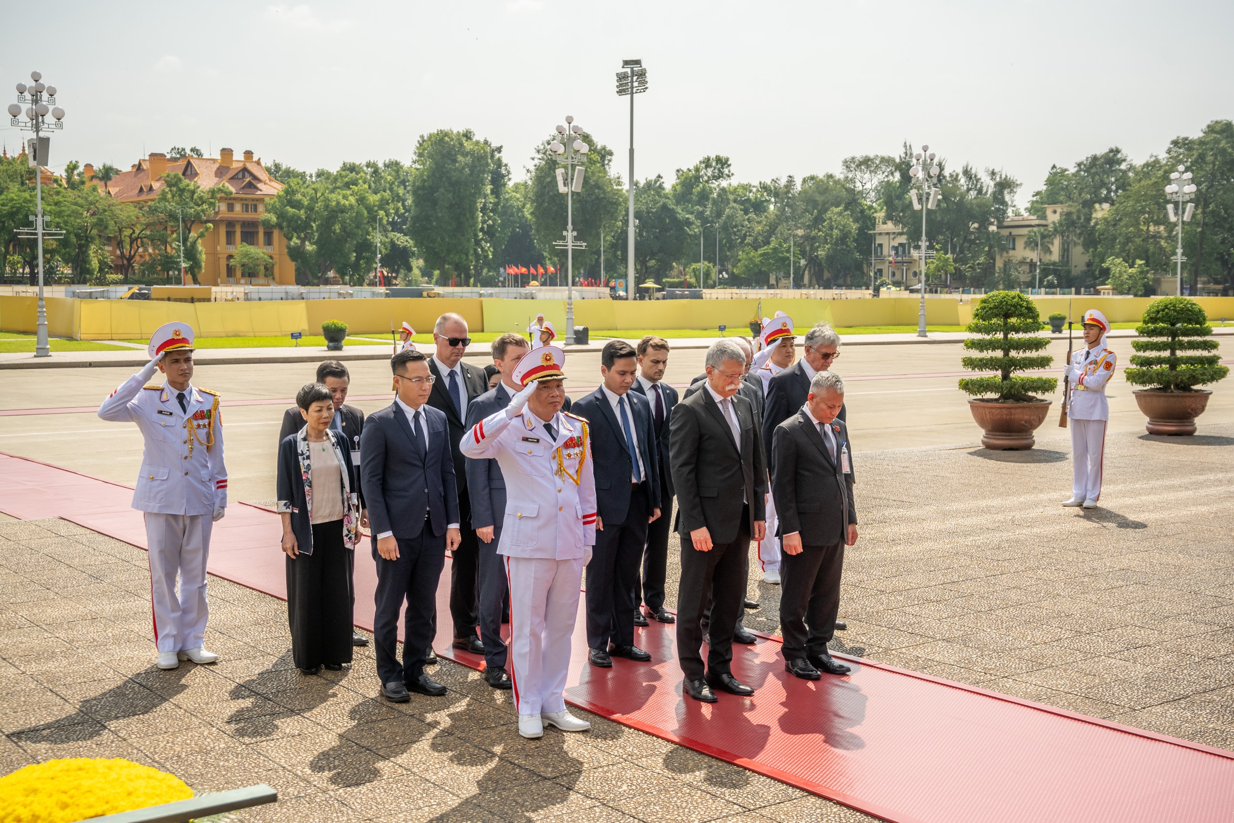 20251020-CTQH ហុងគ្រី-ដាក់កម្រងផ្កា និងទស្សនាវិមានប្រធានាធិបតីហូជីមិញ-៣