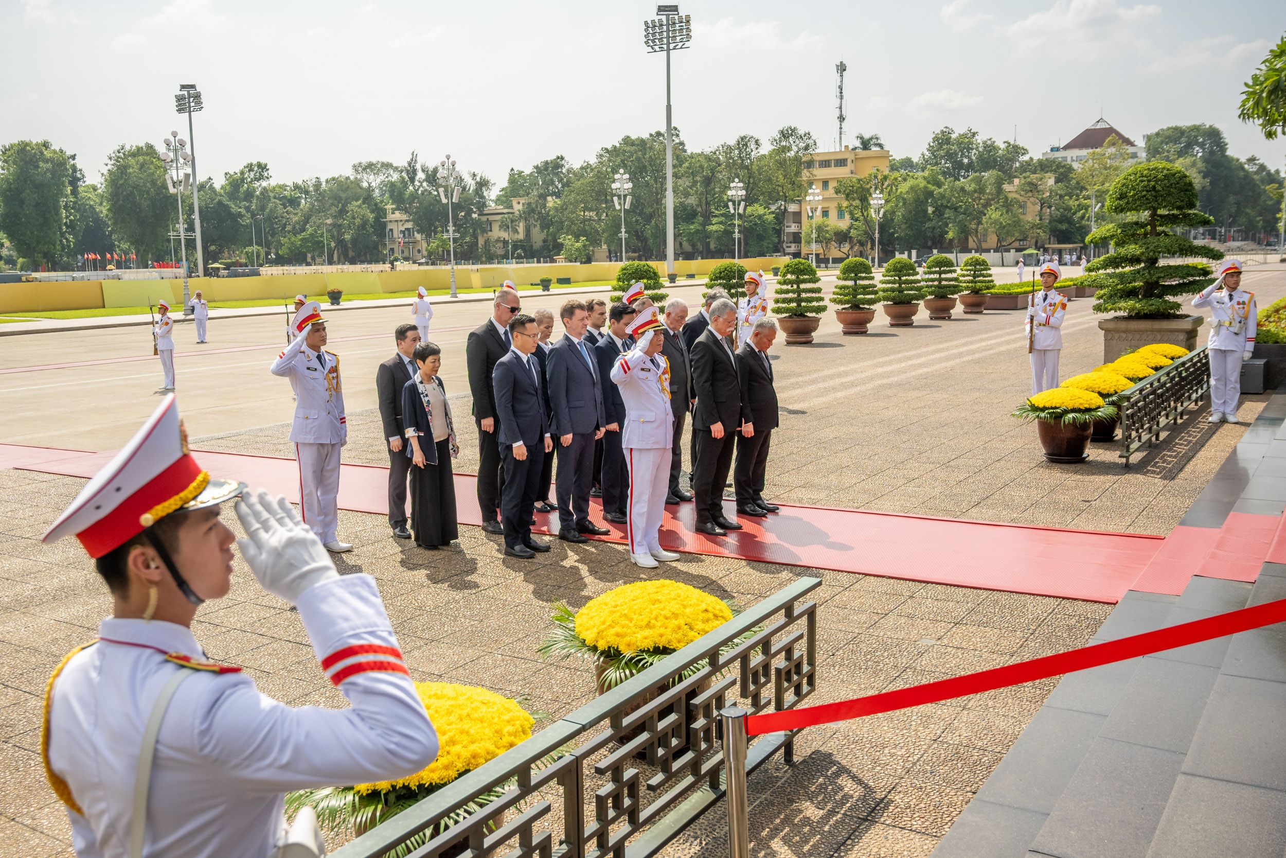 20251020-CTQH ហុងគ្រី-ដាក់កម្រងផ្កា និងទស្សនាវិមានប្រធានាធិបតីហូជីមិញ-៤