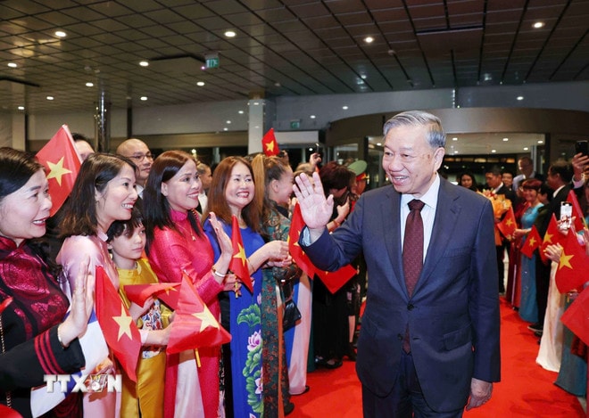 Đại sứ Phạm Thị Thanh Bình và cán bộ, nhân viên Đại sứ quán Việt Nam tại Phần Lan đón Tổng Bí thư Tô Lâm. Ảnh: Thống Nhất/TTXVN