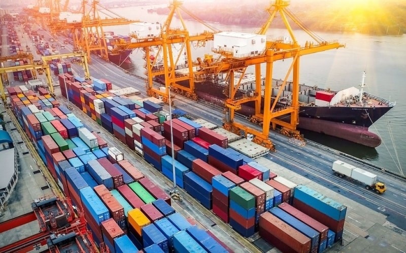 Modern, synchronous logistics infrastructure helps promote cross-border e-commerce development. (Photo: hanoimoi.vn)