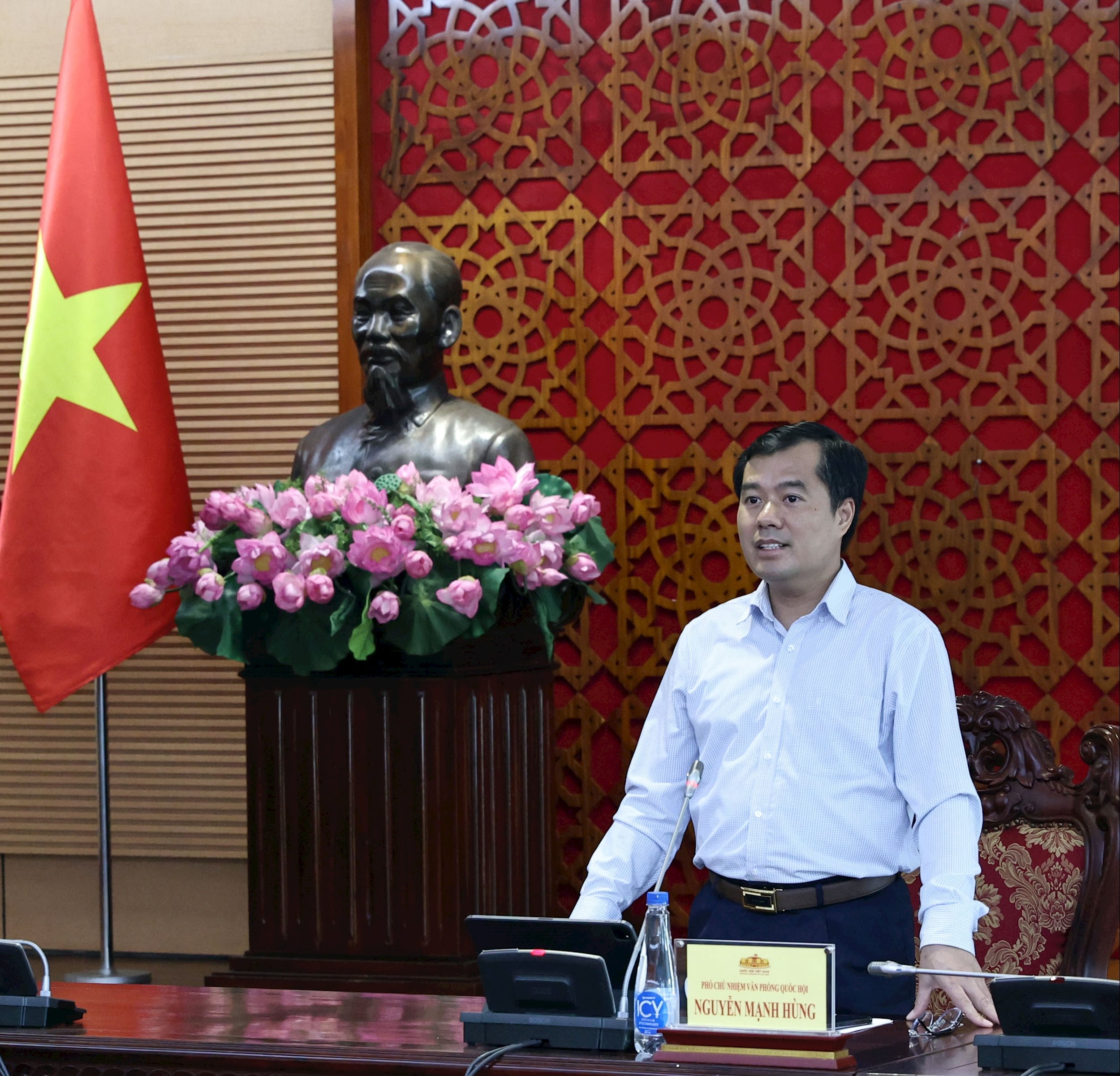O vice-chefe do Gabinete da Assembleia Nacional, Nguyen Manh Hung, discursa