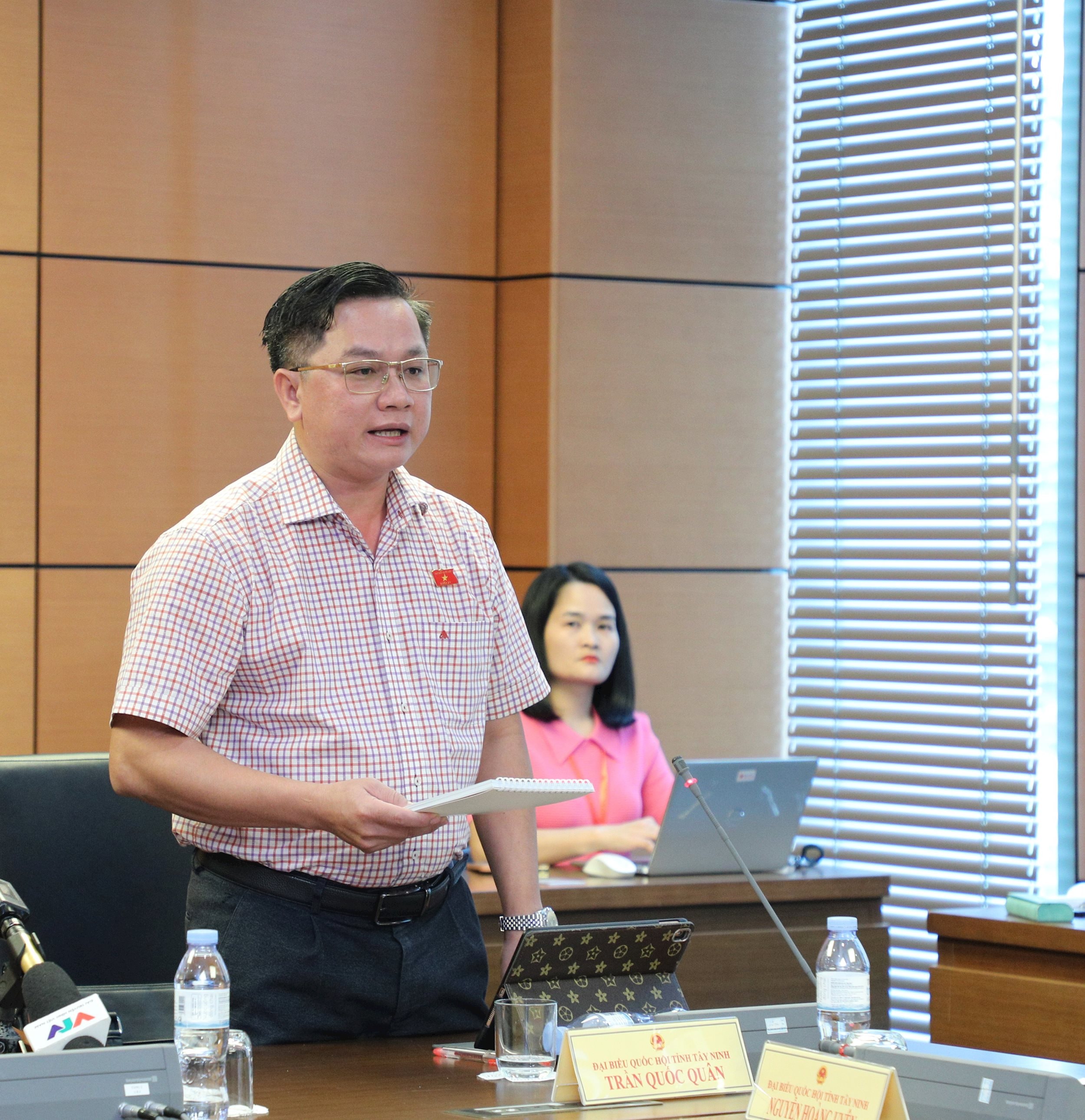 Đại biểu Quốc hội tỉnh Tây Ninh Trần Quốc Quân phát biểu tại tổ
