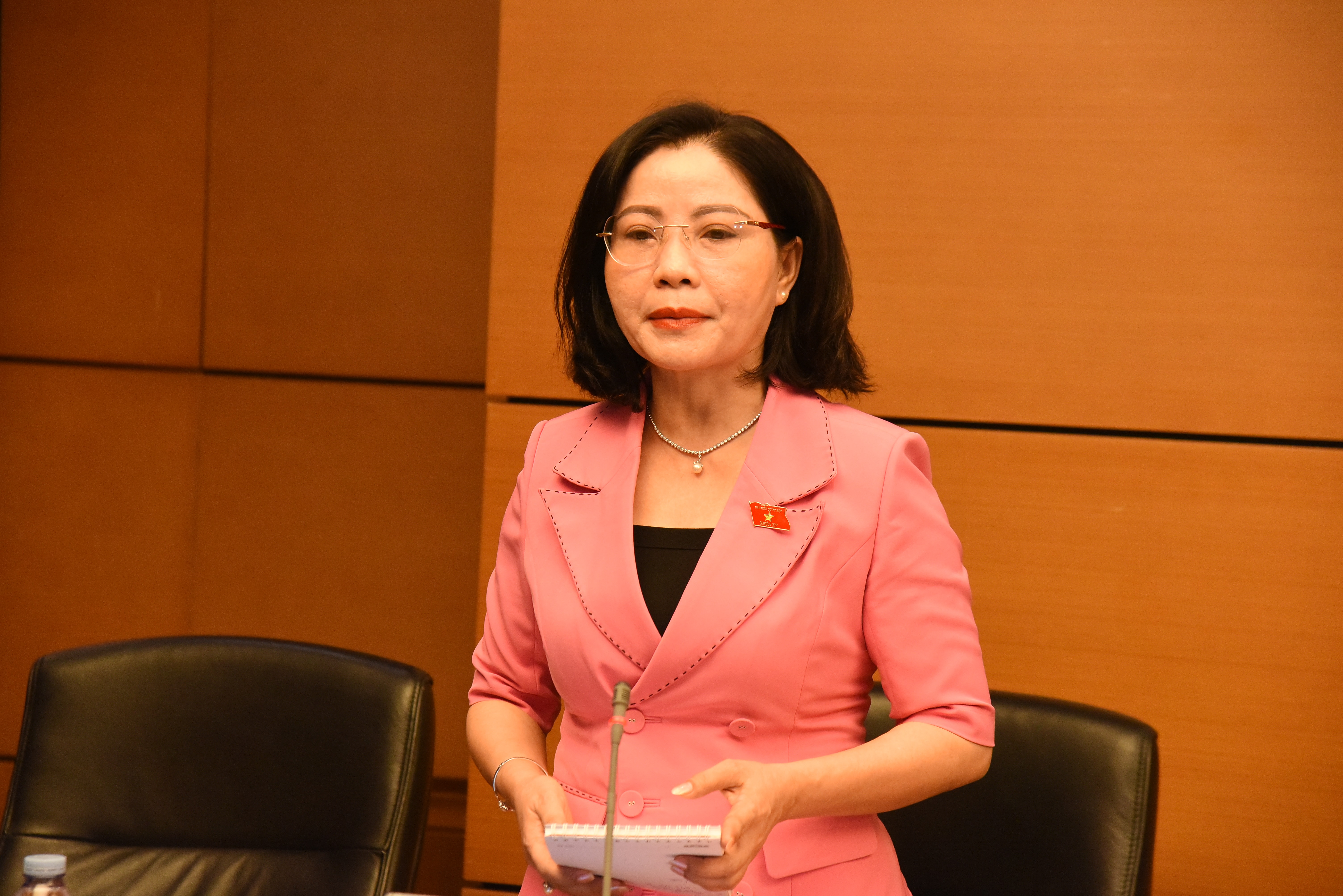 Der Delegierte der Nationalversammlung Nguyen Thi Thu Nguyet (Dak Lak) spricht