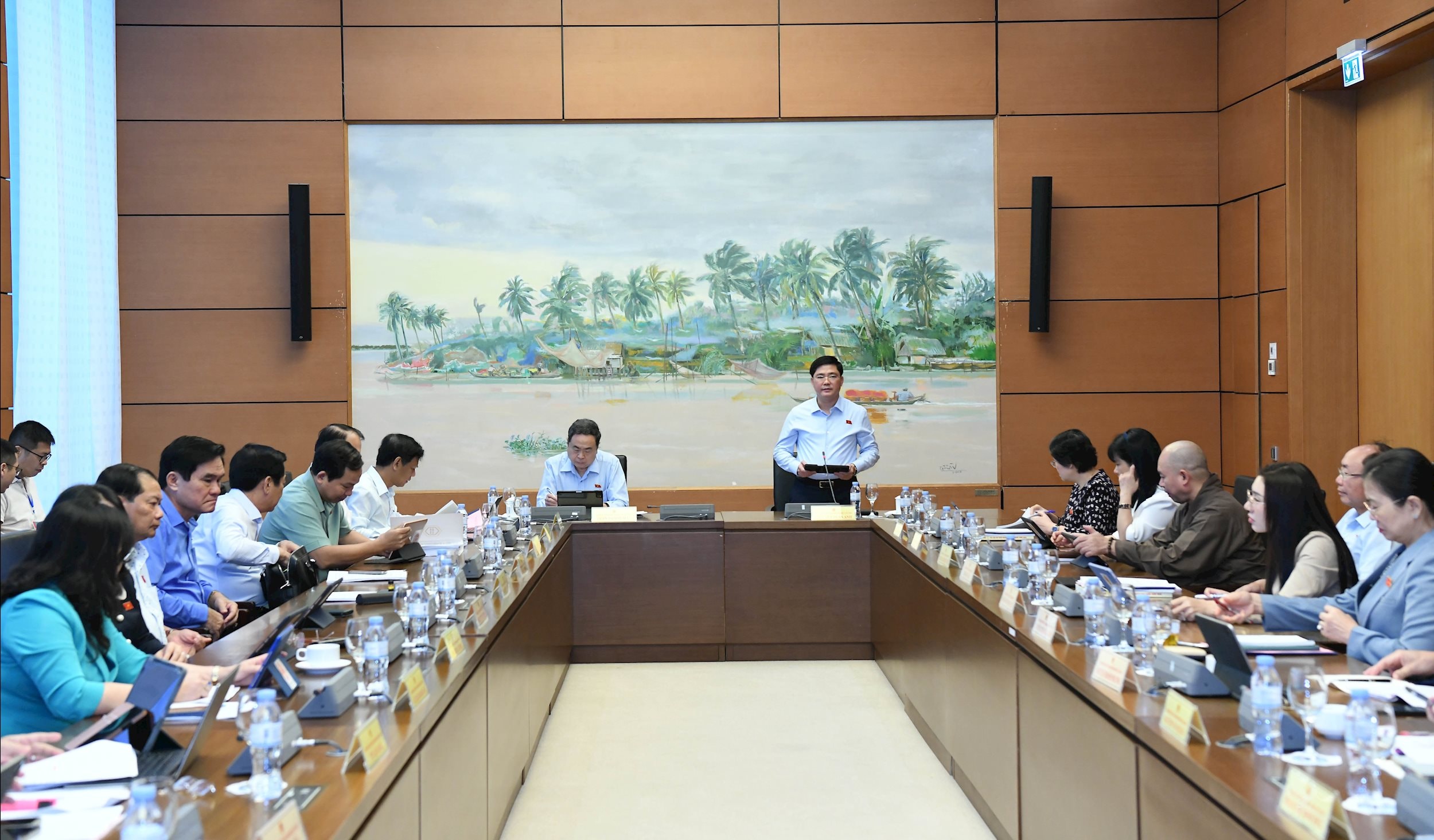 ผู้แทนรัฐสภาเหงียน ตวน อันห์ เมืองกานโธ เป็นประธานการประชุมกลุ่มที่ 11 (เมืองกานโธ เดียนเบียน)