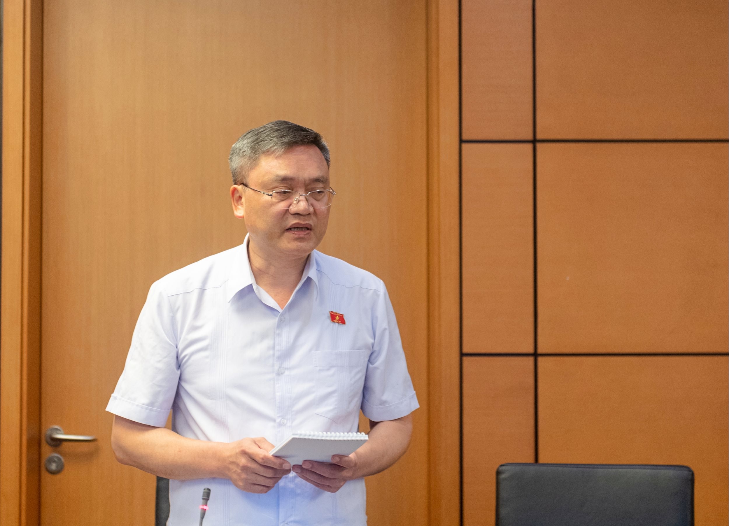 Delegasi Majelis Nasional Quang Van Huong (Son La) berpidato. Foto: Manh Hung