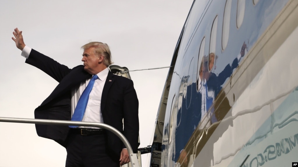 U.S. President Donald Trump waves goodbye as he enters Air Force One in Manila, Philippines, Nov. 14, 2017.