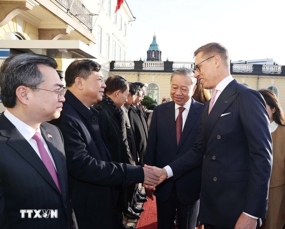 Tổng Bí thư Tô Lâm giới thiệu với Tổng thống Cộng hòa Phần Lan Alexander Stubb các thành viên đoàn Việt Nam. (Ảnh: Thống Nhất/TTXVN)