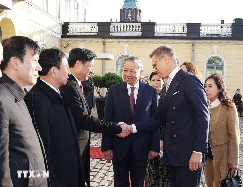 Tổng Bí thư Tô Lâm giới thiệu với Tổng thống Cộng hòa Phần Lan Alexander Stubb các thành viên đoàn Việt Nam. (Ảnh: Thống Nhất/TTXVN)