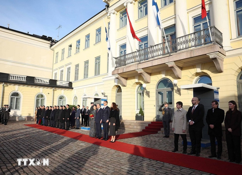 Tổng thống Cộng hòa Phần Lan Alexander Stubb và Phu nhân chủ trì Lễ đón chính thức Tổng Bí thư Tô Lâm và Phu nhân thăm chính thức Cộng hòa Phần Lan. (Ảnh: Thống Nhất/TTXVN)