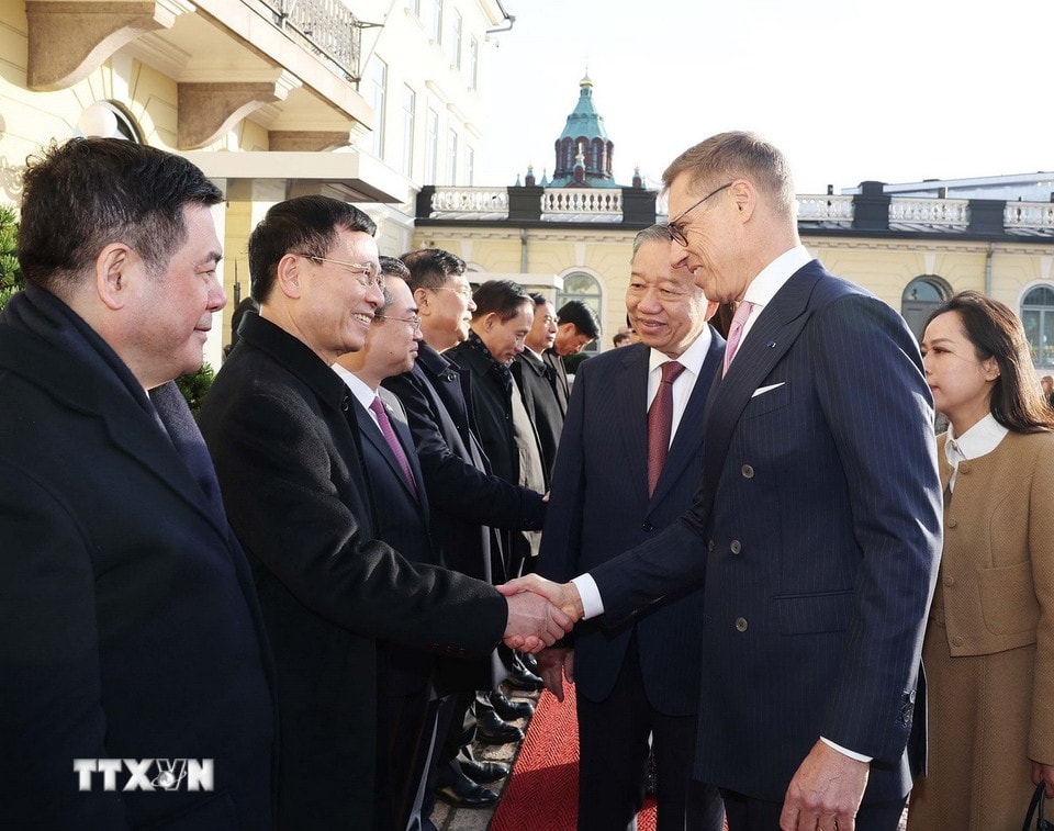 Tổng Bí thư Tô Lâm giới thiệu với Tổng thống Cộng hòa Phần Lan Alexander Stubb các thành viên đoàn Việt Nam. (Ảnh: Thống Nhất/TTXVN)