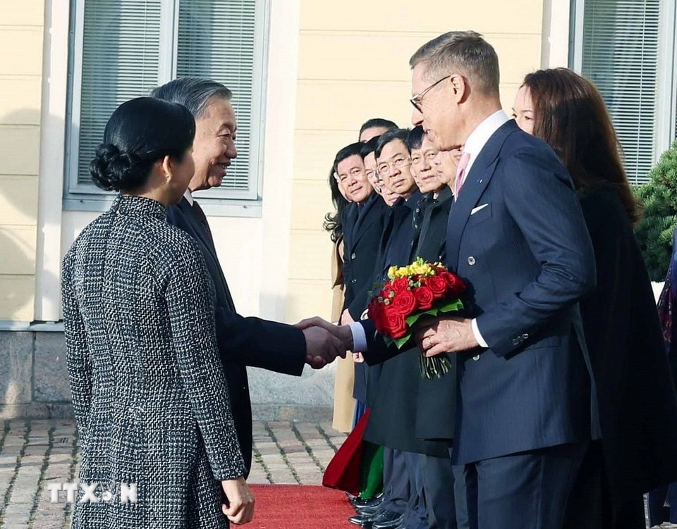 Tổng thống Cộng hòa Phần Lan Alexander Stubb và Phu nhân chủ trì Lễ đón chính thức Tổng Bí thư Tô Lâm và Phu nhân thăm chính thức Cộng hòa Phần Lan. (Ảnh: Thống Nhất/TTXVN)