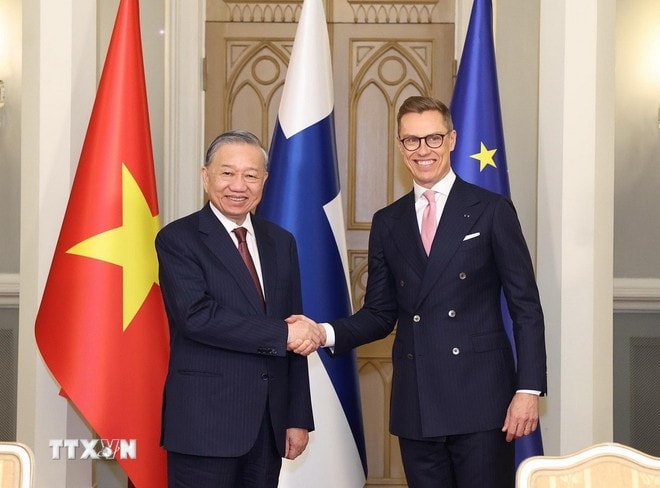 Party General Secretary To Lam (L) shakes hands with Finnish President Alexander Stubb after the signing ceremony. (Photo: VNA) to-lam-2.jpg