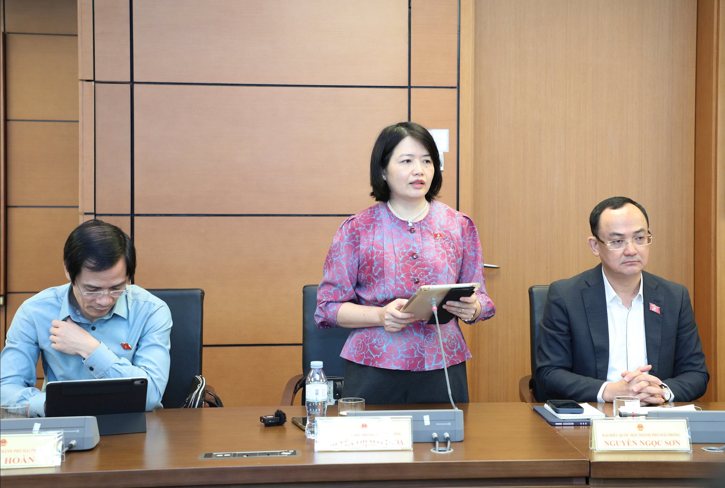 Delegasi Nguyen Thi Mai Thoa (Kota Hai Phong) berdiskusi di grup.