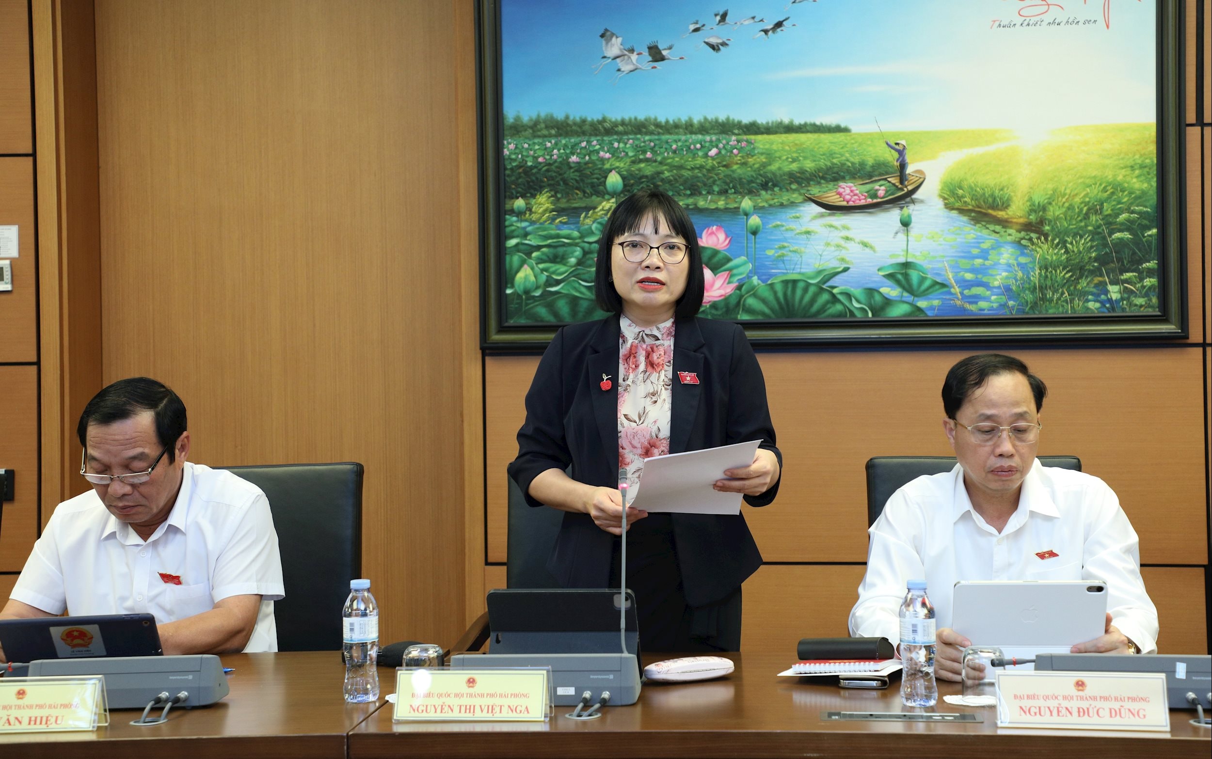 Delegate Nguyen Thi Viet Nga (Hai Phong City) discussed at the group.