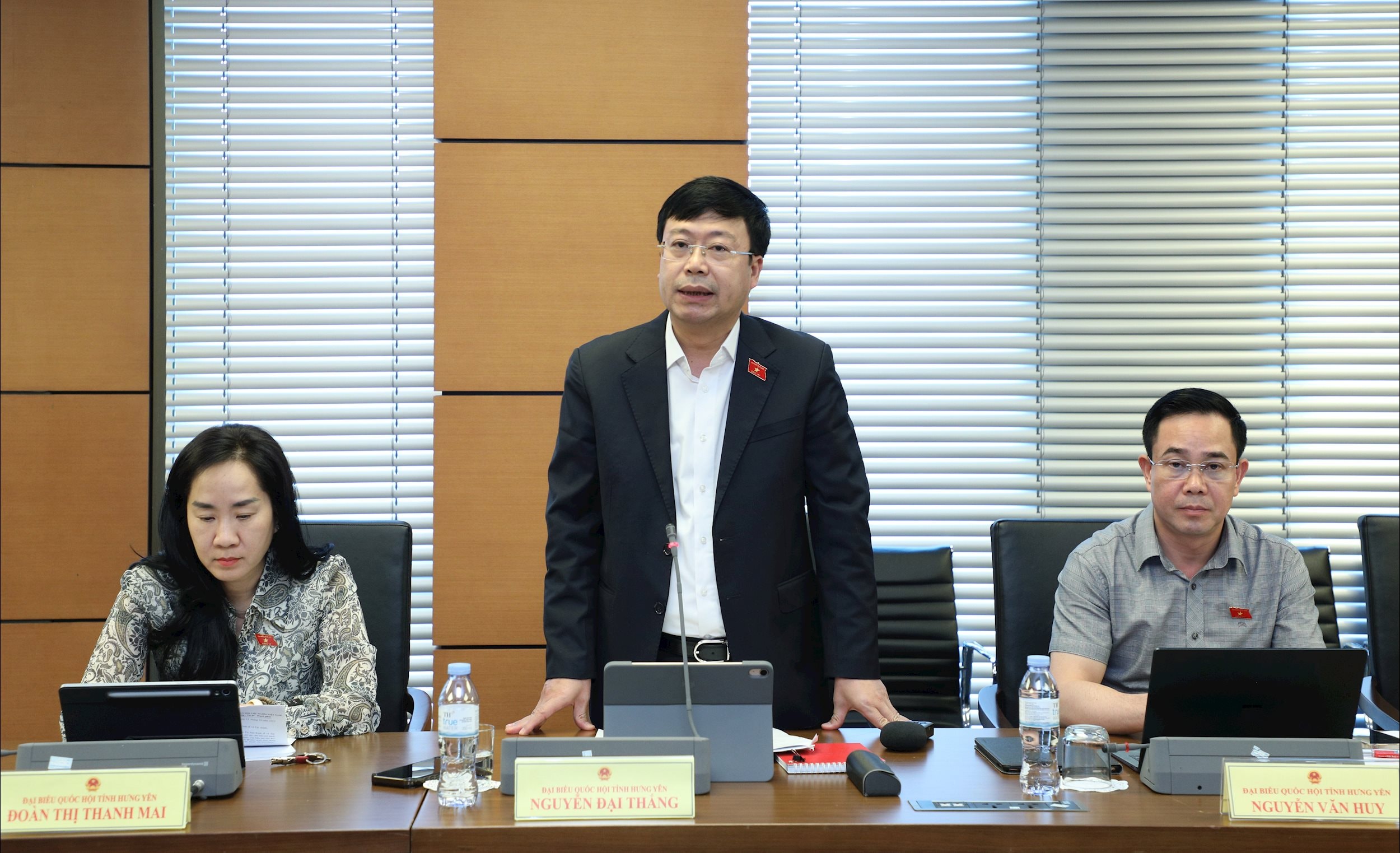 Delegate Nguyen Dai Thang (Hung Yen) discussed at the group.