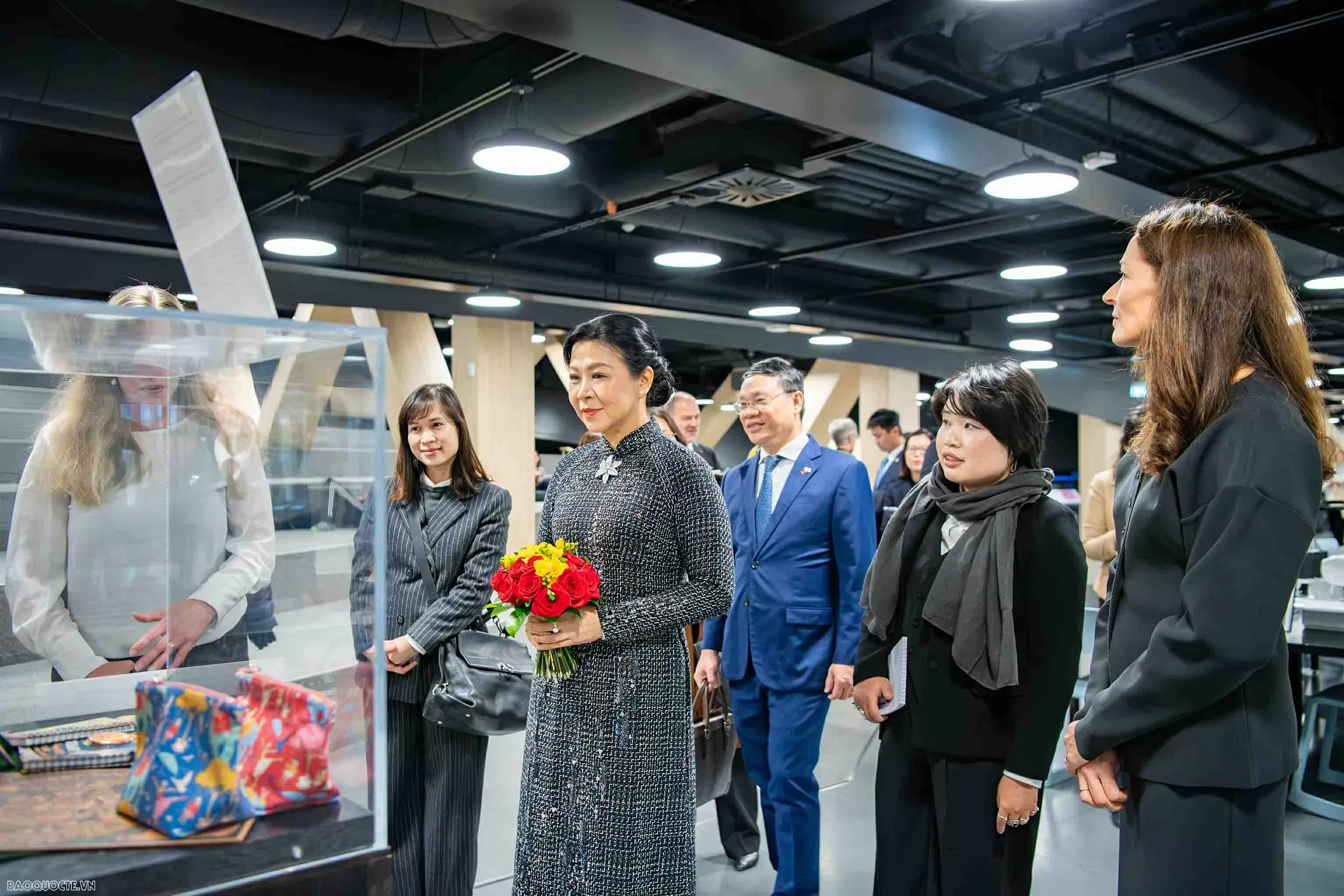 Phu nhân Tổng Bí thư, bà Ngô Phương Ly tặng tủ sách tiếng Việt cho Trung tâm Oodi, Phần Lan