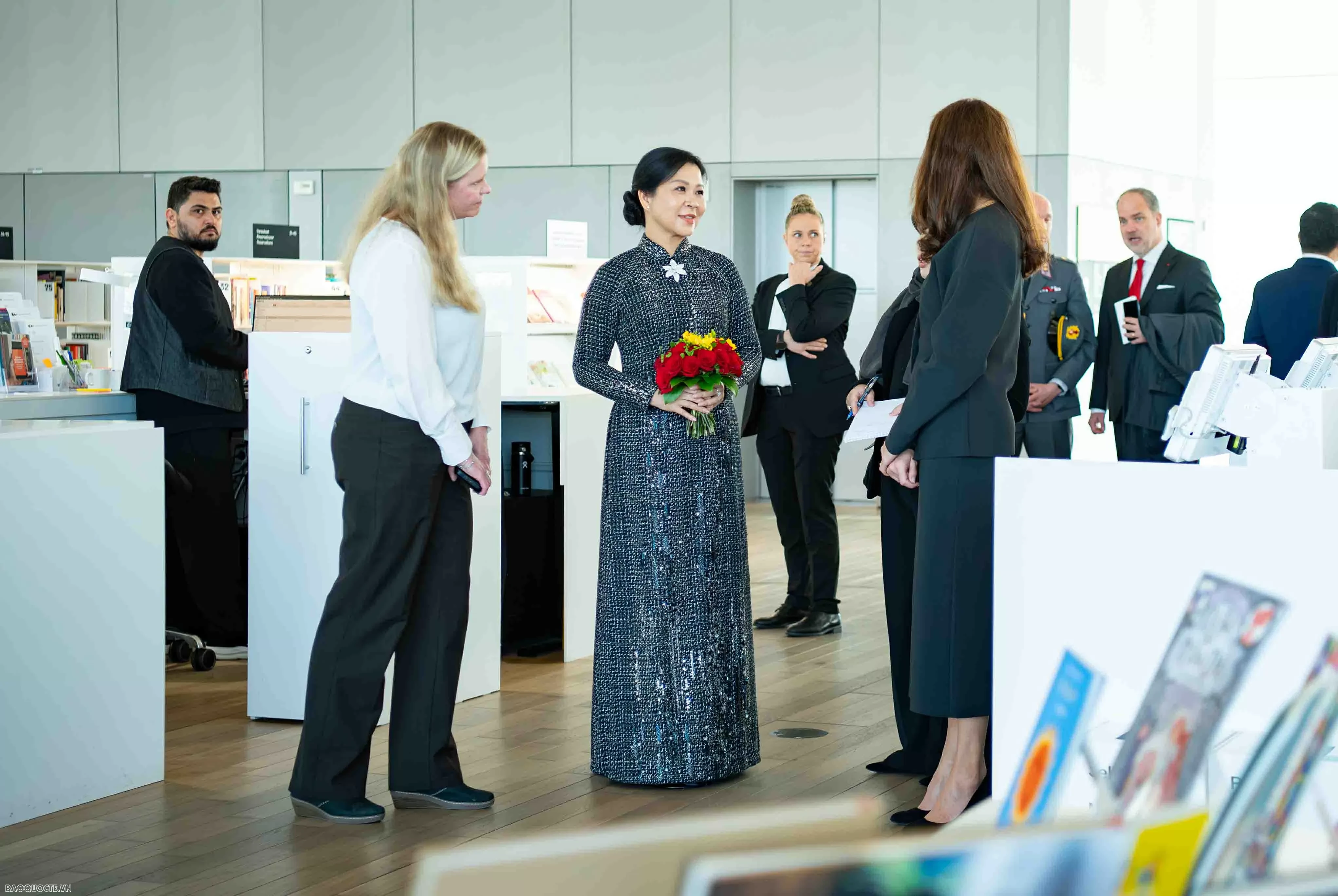 Phu nhân Tổng Bí thư, bà Ngô Phương Ly tặng tủ sách tiếng Việt cho Trung tâm Oodi, Phần Lan