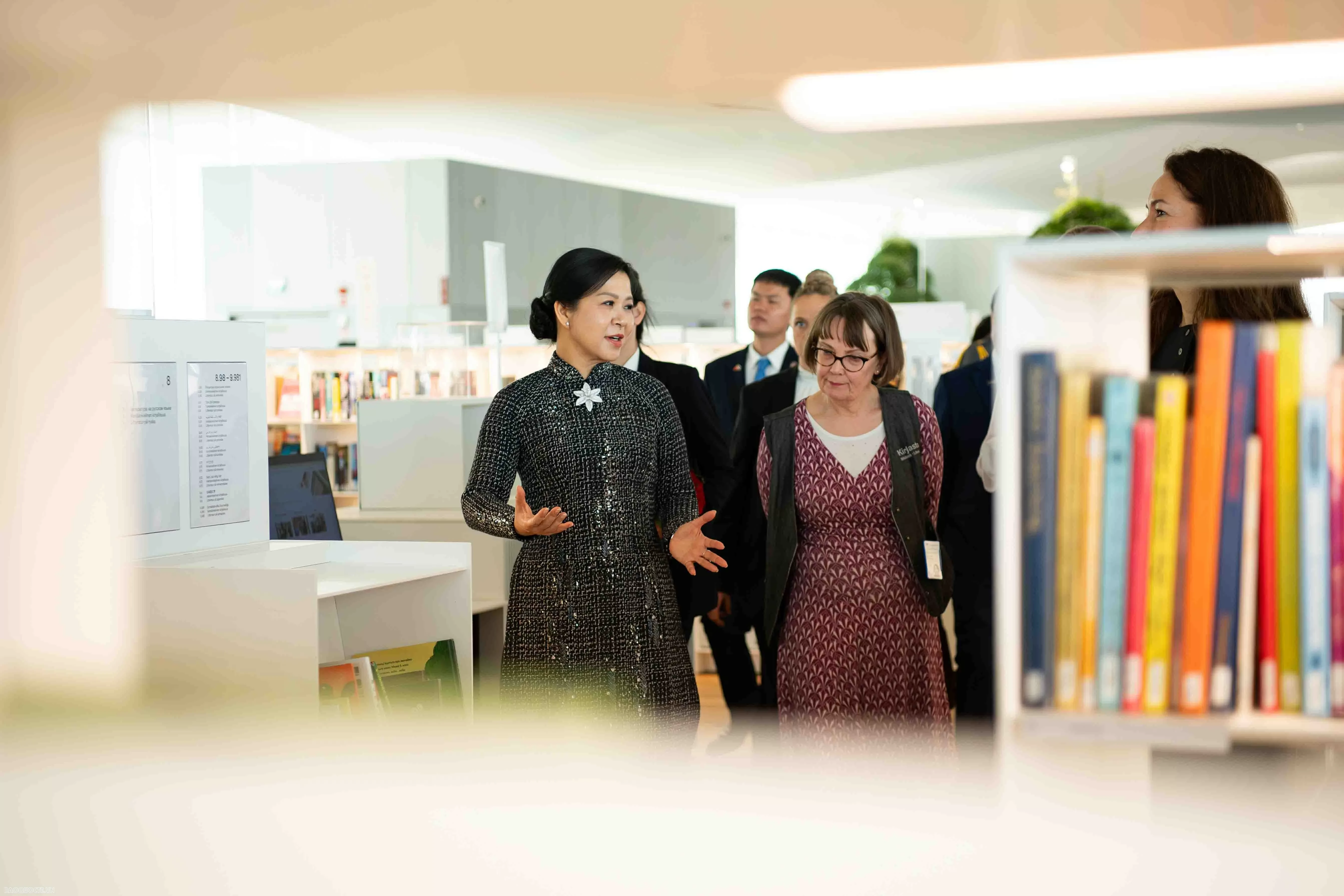 Phu nhân Tổng Bí thư, bà Ngô Phương Ly tặng tủ sách tiếng Việt cho Trung tâm Oodi, Phần Lan