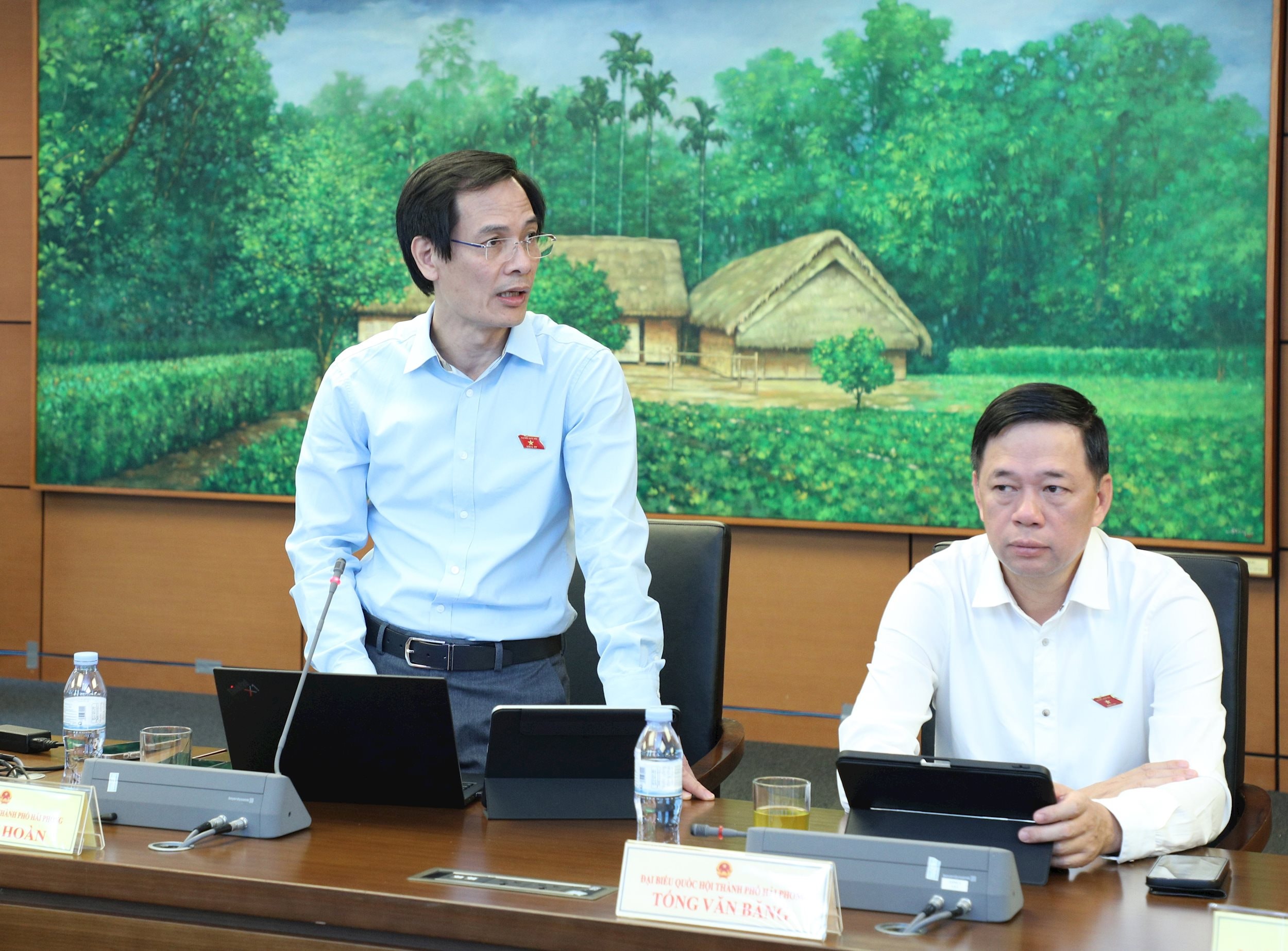 Đại biểu Bùi Sỹ Hoàn (TP. Hải Phòng) phát biểu thảo luận tại tổ