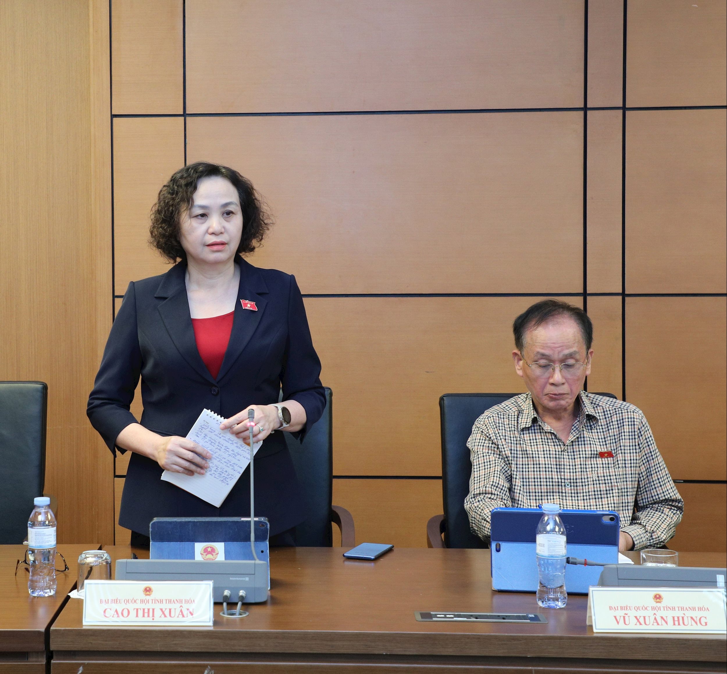 Đại biểu Cao Thị Xuân (Thanh Hóa) thảo luận tại tổ