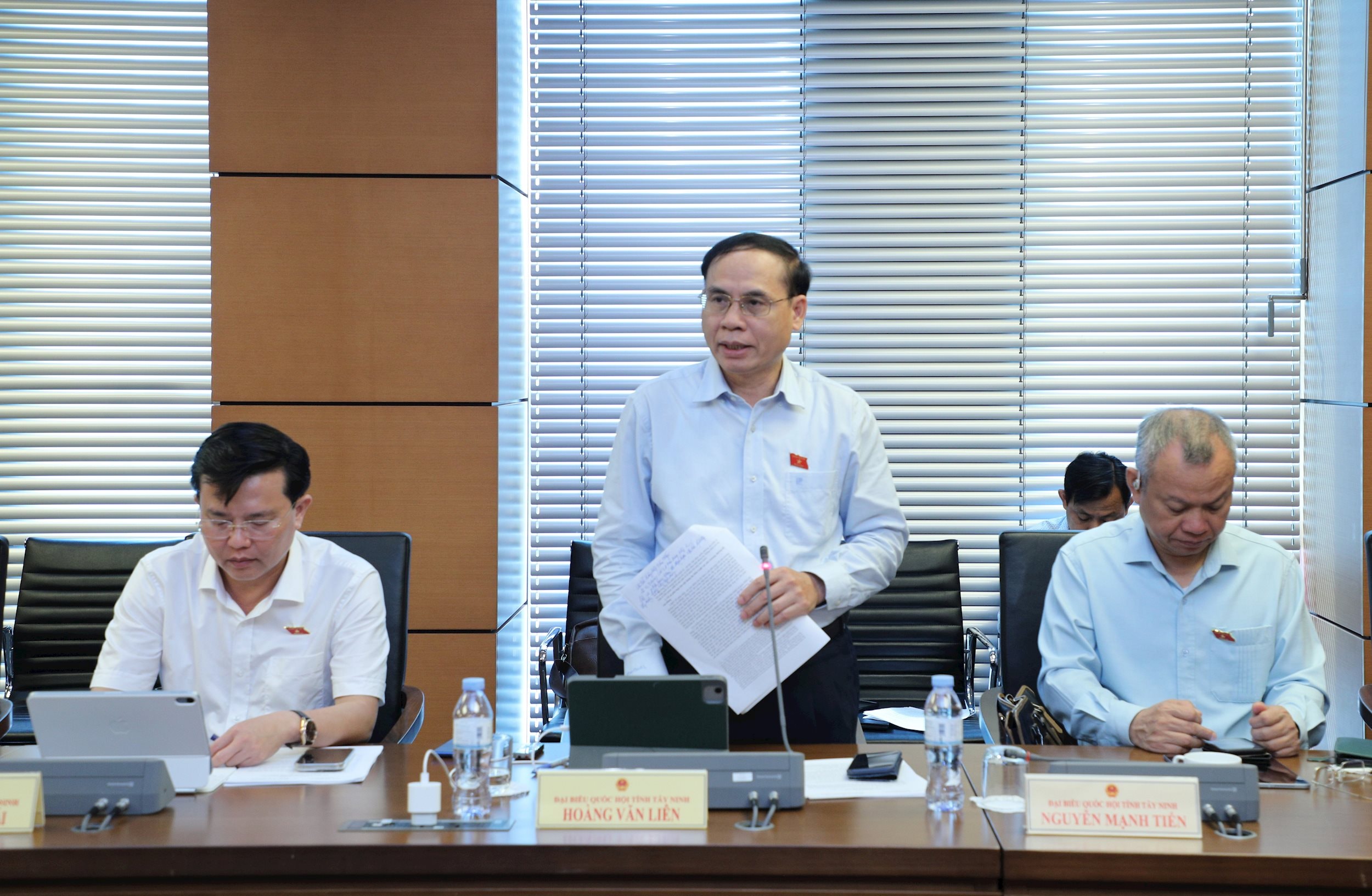 Đại biểu Hoàng Văn Liên (Tây Ninh) thảo luận tại tổ