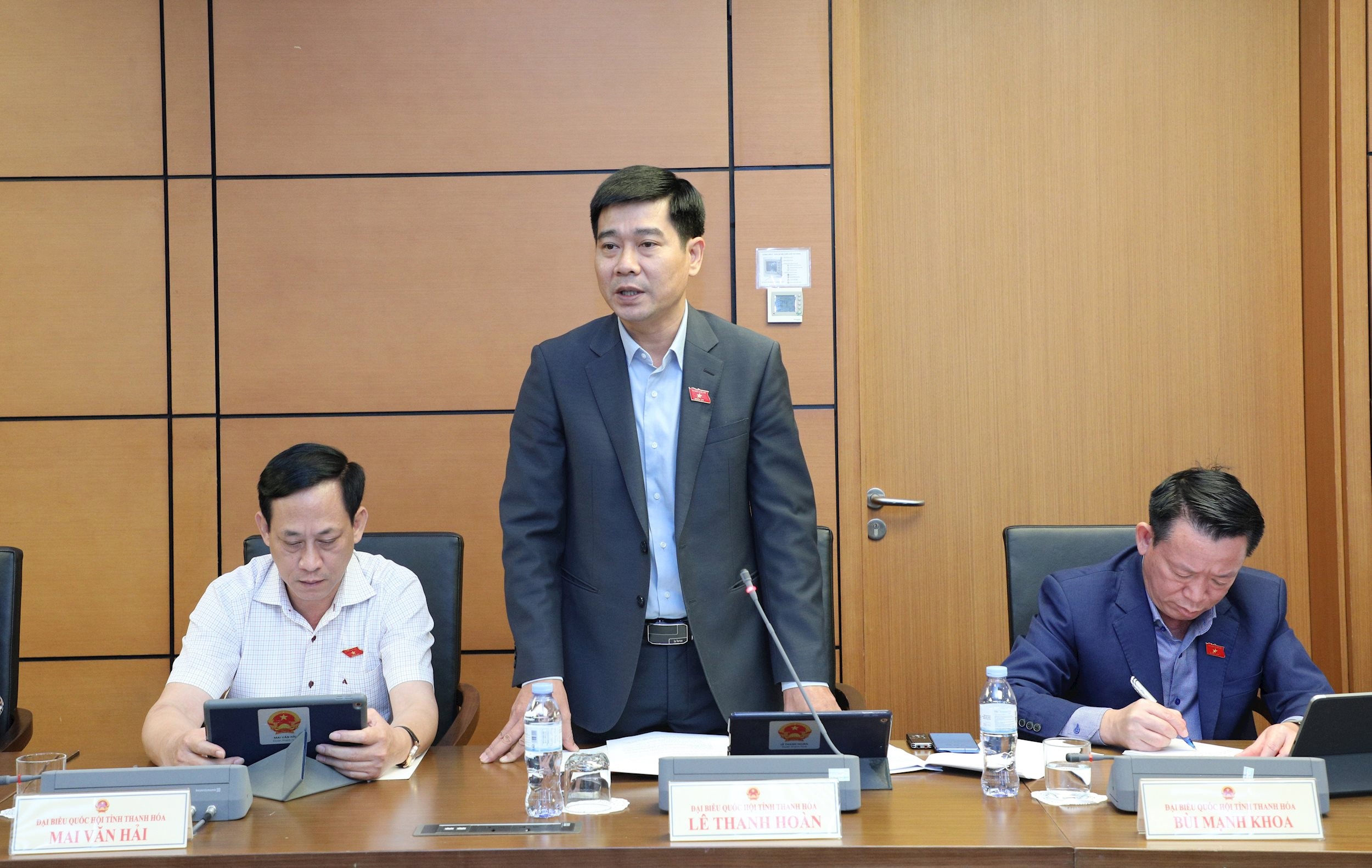 Đại biểu Lê Thanh Hoàn (Thanh Hóa) thảo luận tại tổ