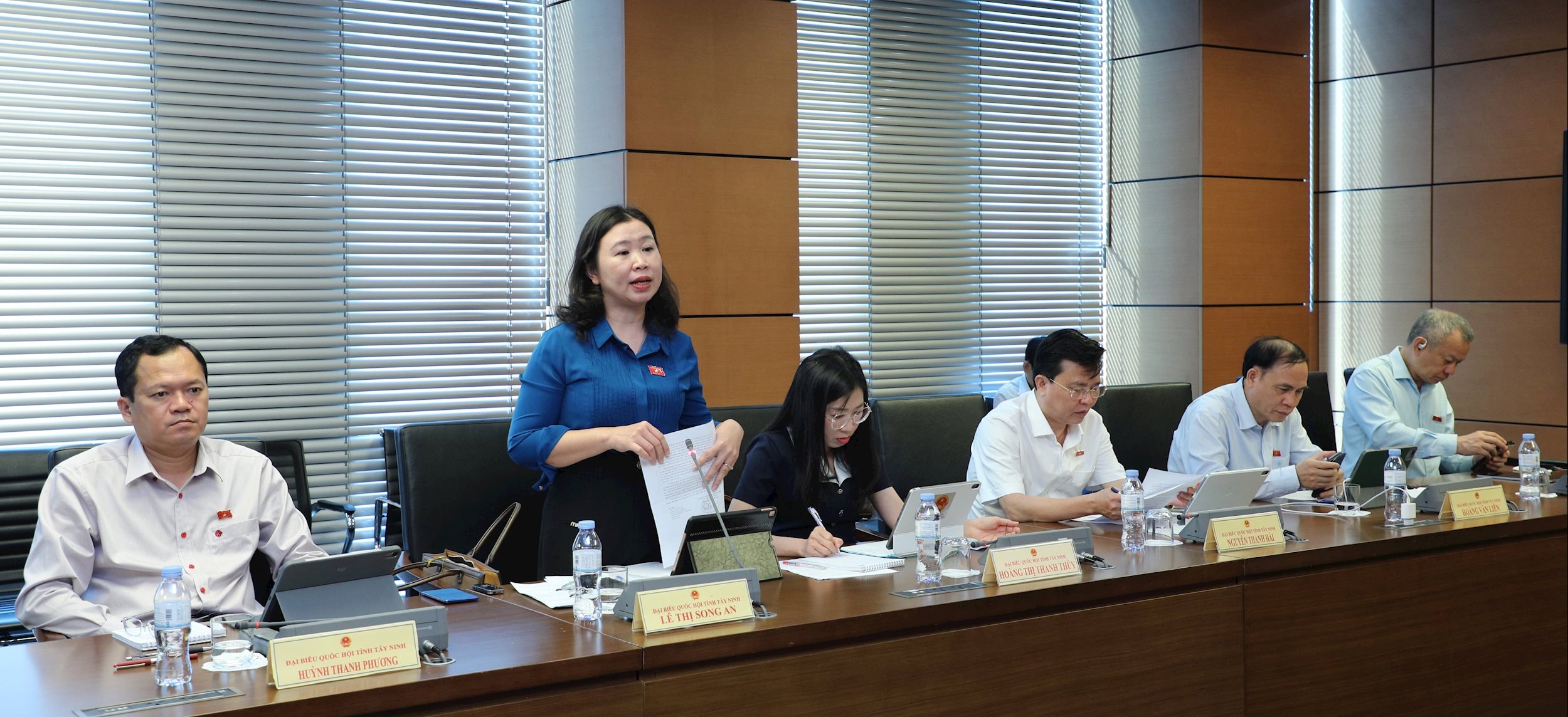 Đại biểu Lê Thị Song An (Tây Ninh) thảo luận tại tổ