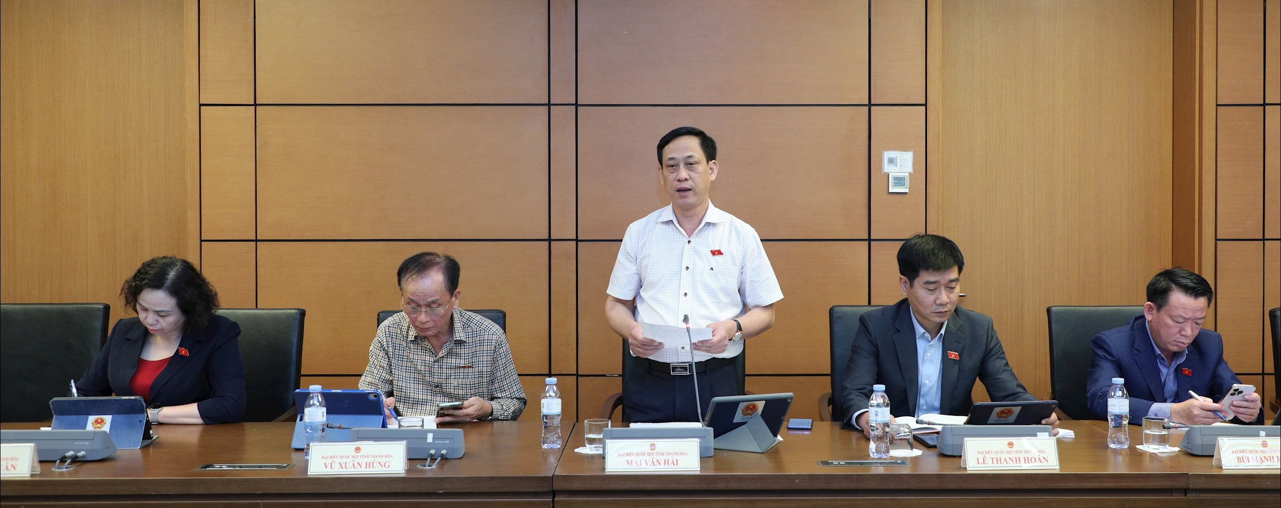 Đại biểu Mai Văn Hải (Thanh Hóa) thảo luận tại tổ