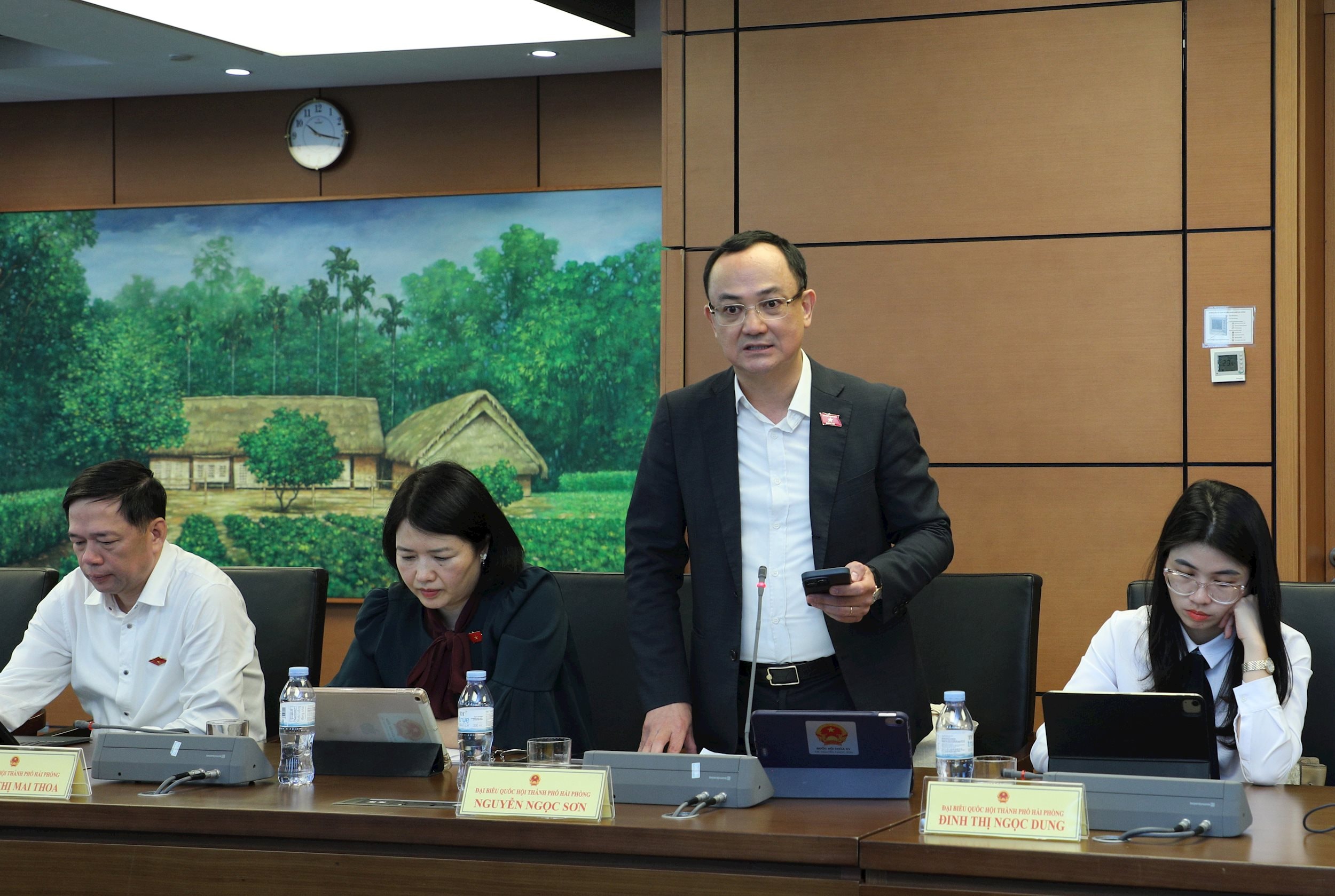 Đại biểu Nguyễn Ngọc Sơn (TP. Hải Phòng) phát biểu thảo luận tại tổ