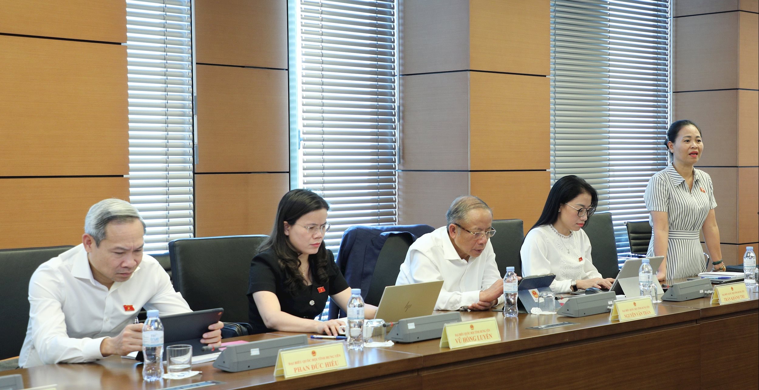 Đại biểu Nguyễn Thị Thu Dung (Hưng Yên) thảo luận tại tổ