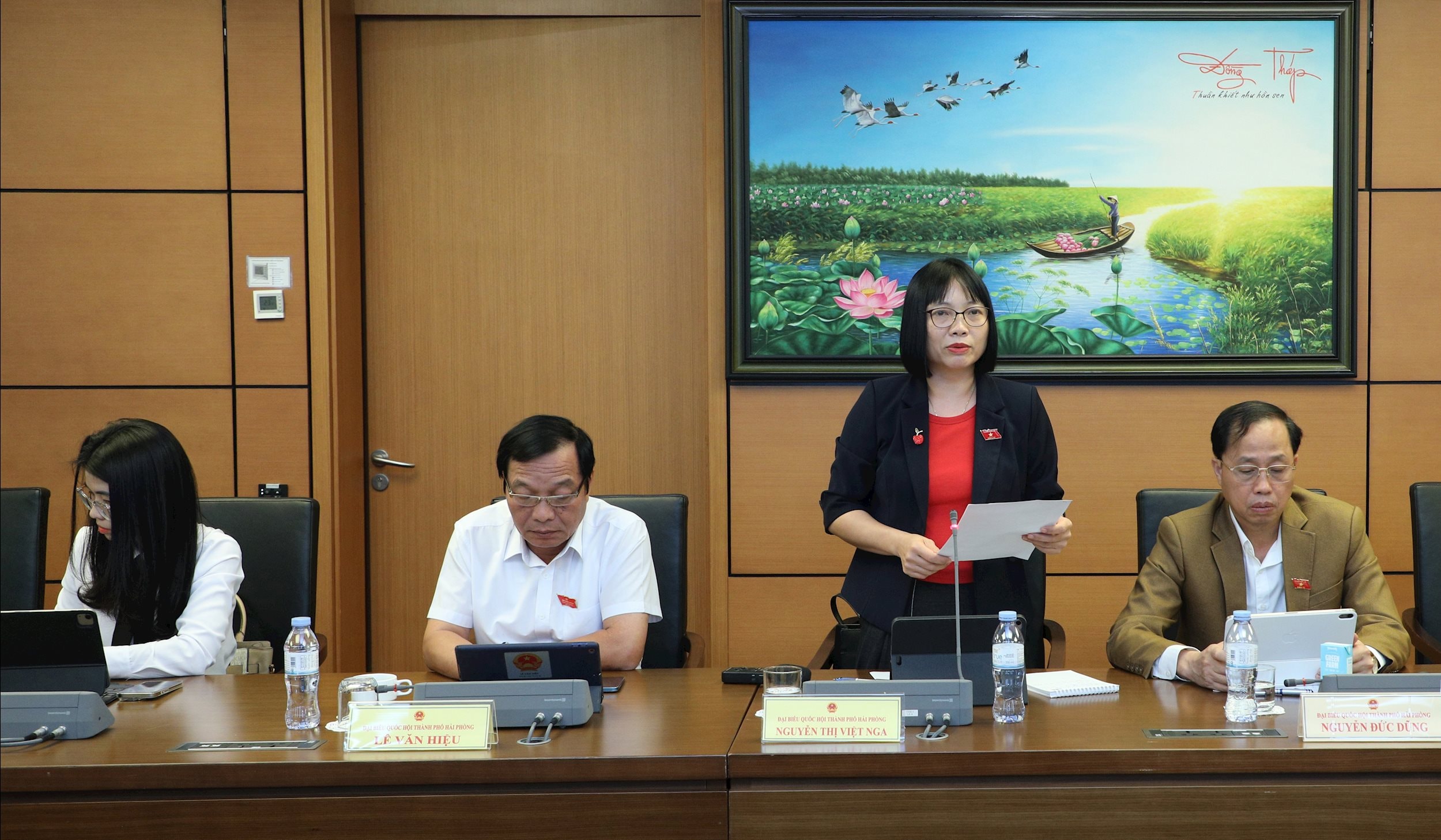 Đại biểu Nguyễn Thị Việt Nga (TP. Hải Phòng) thảo luận tại tổ