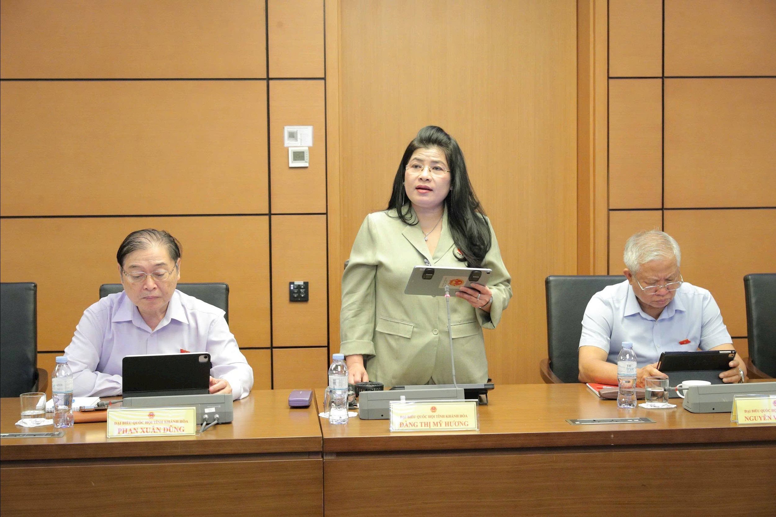 O Delegado da Assembleia Nacional, Dang Thi My Huong (Khanh Hoa), fala.