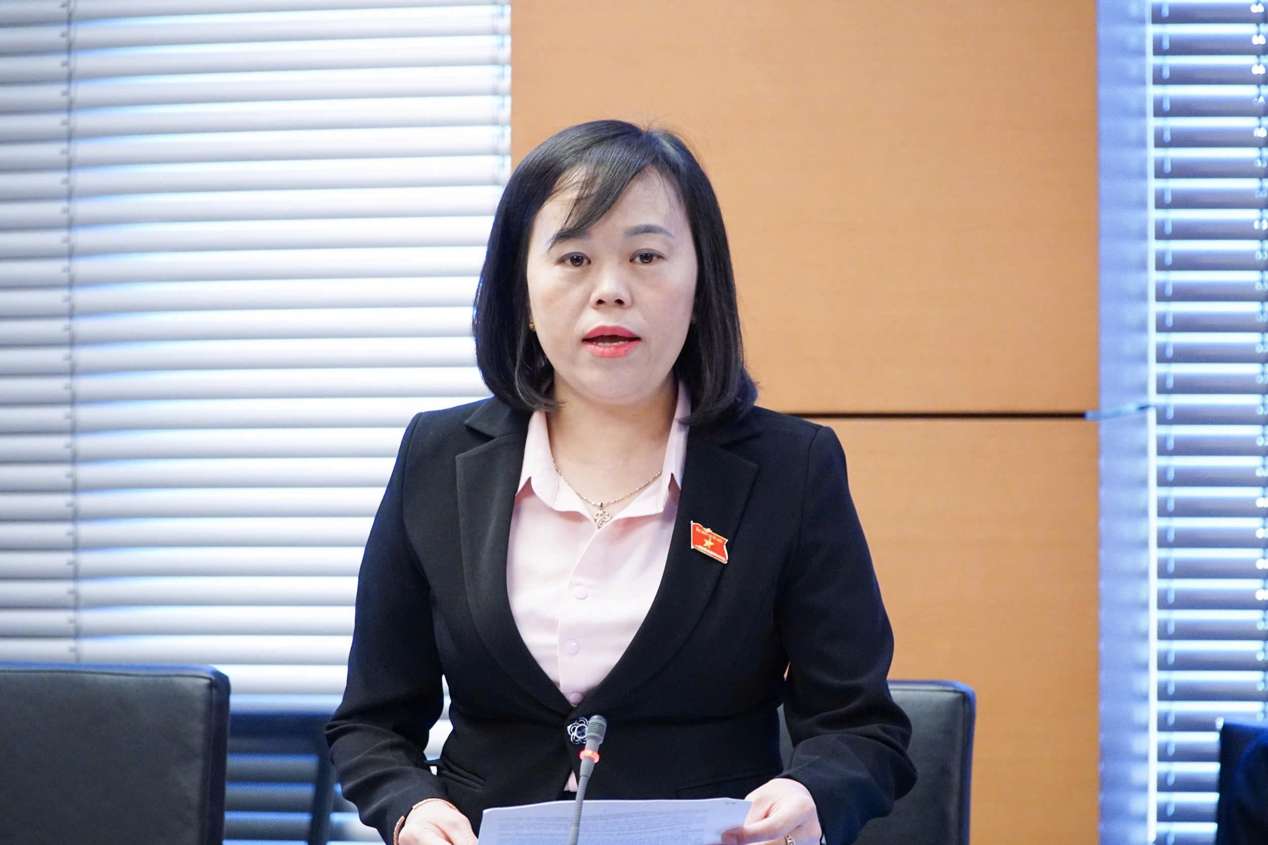 O delegado da Assembleia Nacional, Khang Thi Mao (Lao Cai), discursa.