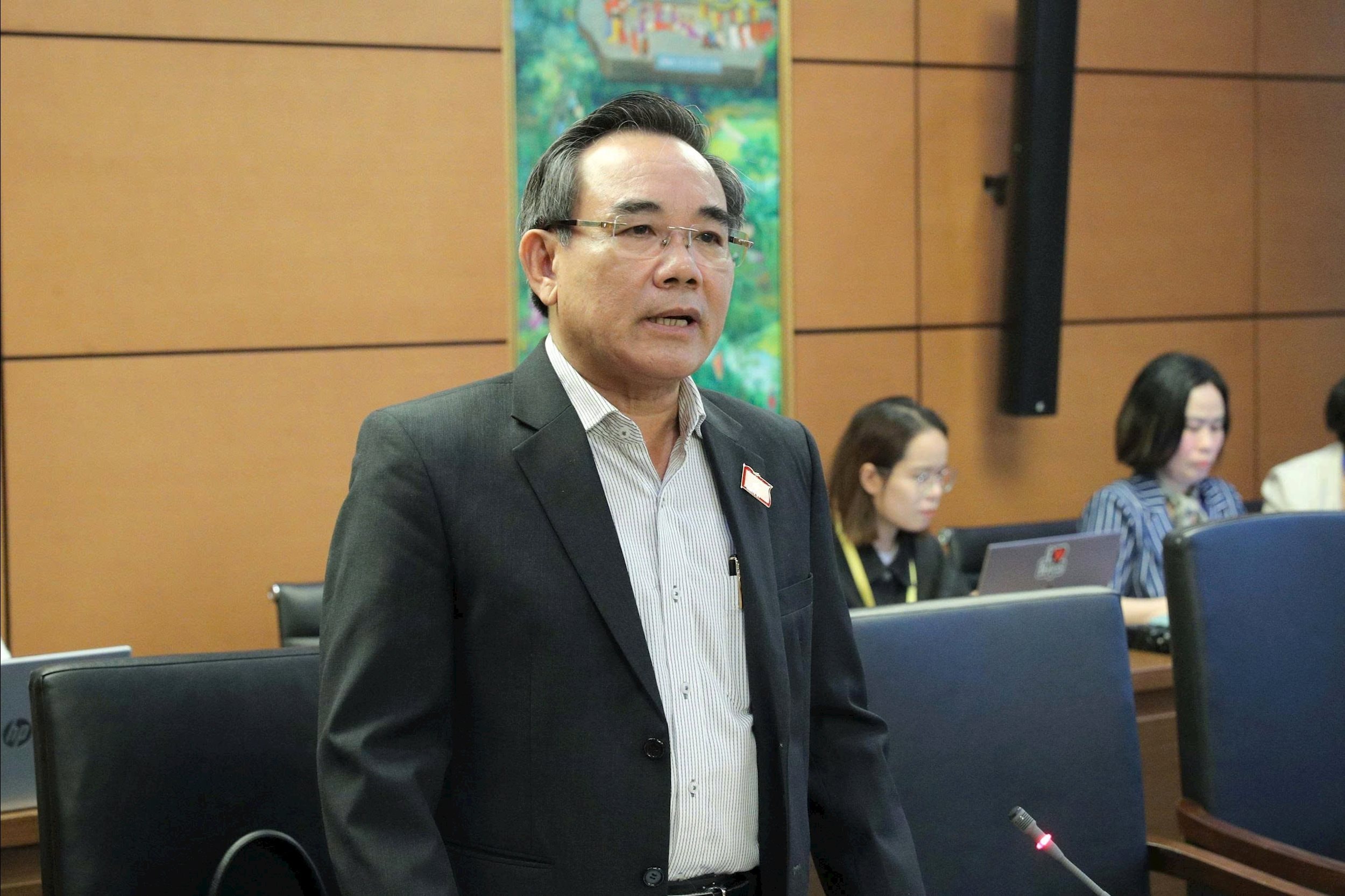 O delegado da Assembleia Nacional Le Huu Tri (Khanh Hoa) discursa.