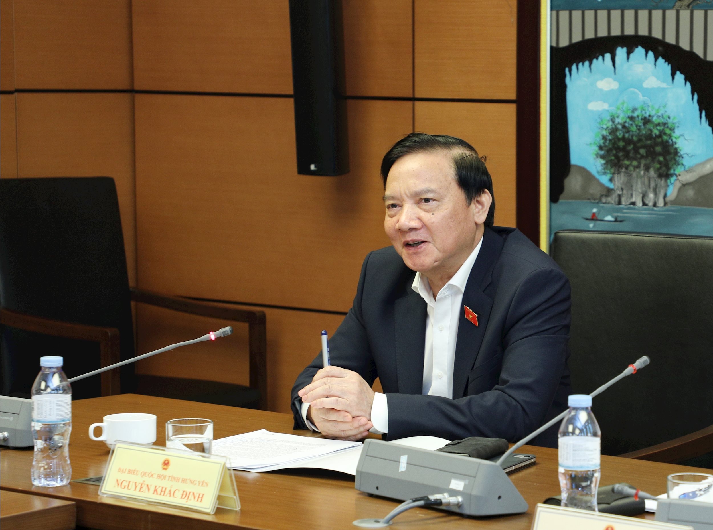 Phó Chủ tịch Quốc hội Nguyễn Khắc Định phát biểu thảo luận tại tổ