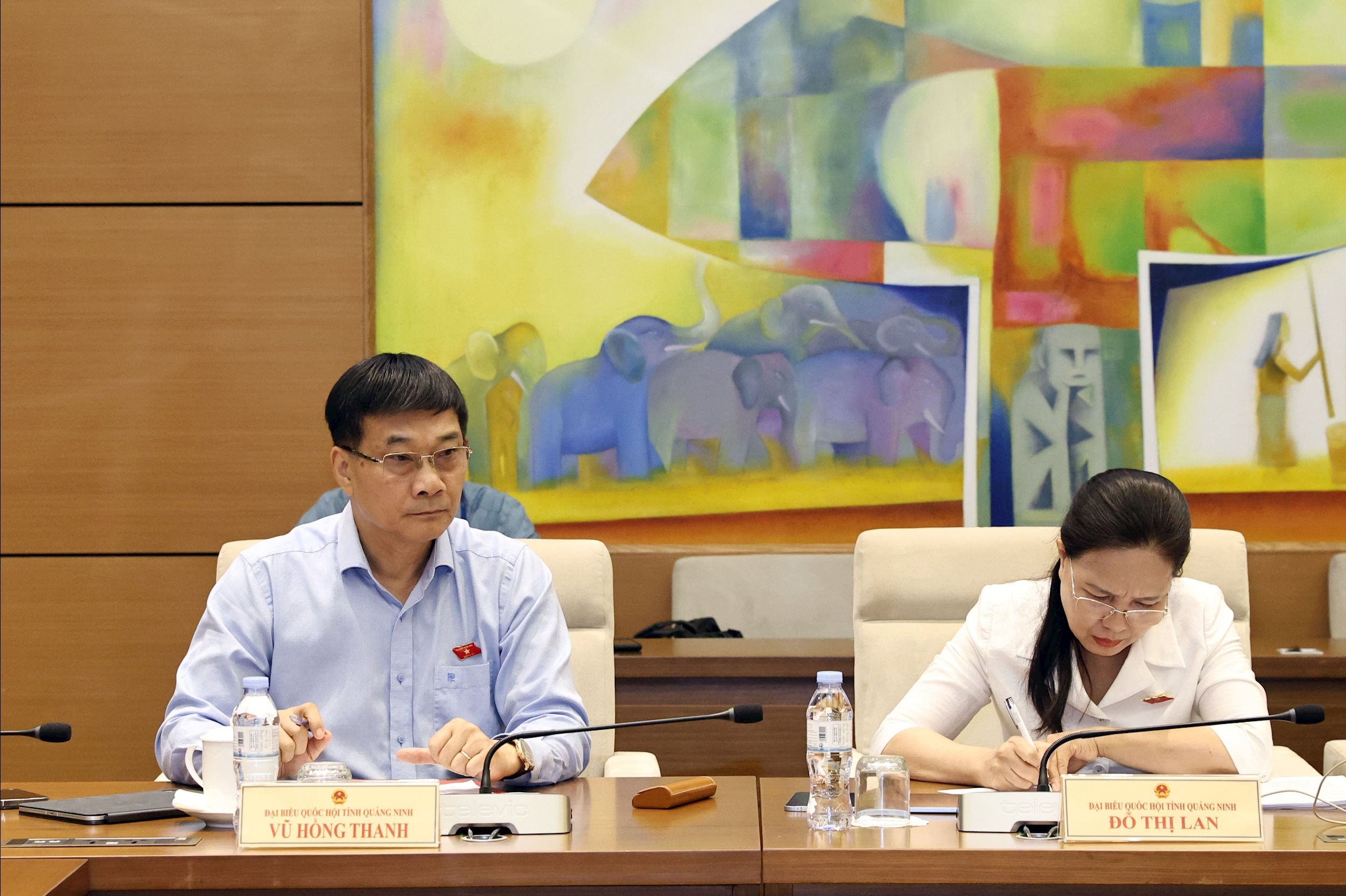 Der stellvertretende Vorsitzende der Nationalversammlung, Vu Hong Thanh, nahm an der Sitzung der Gruppe 14 teil.