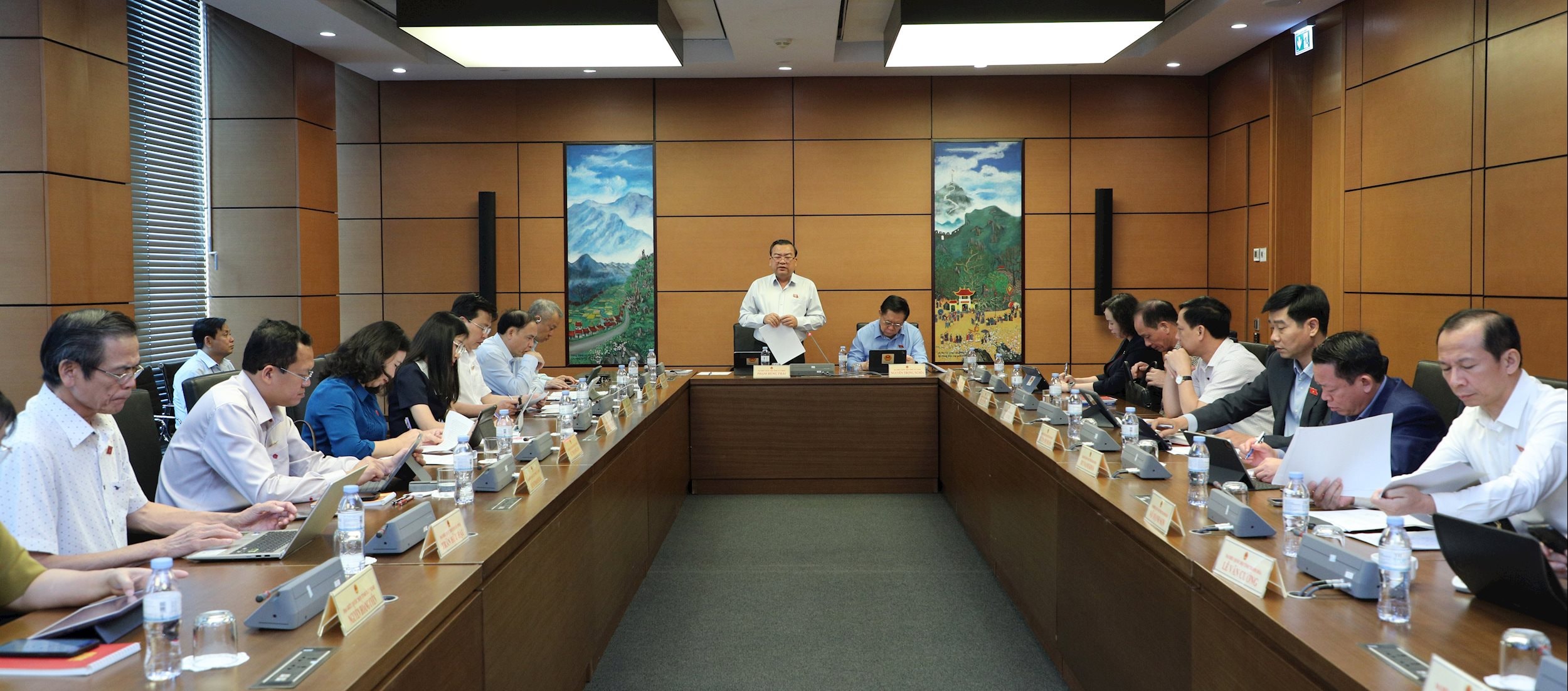 Toàn cảnh tổ 3 gồm các tỉnh (Thanh Hóa và Tây Ninh) thảo luận tổ