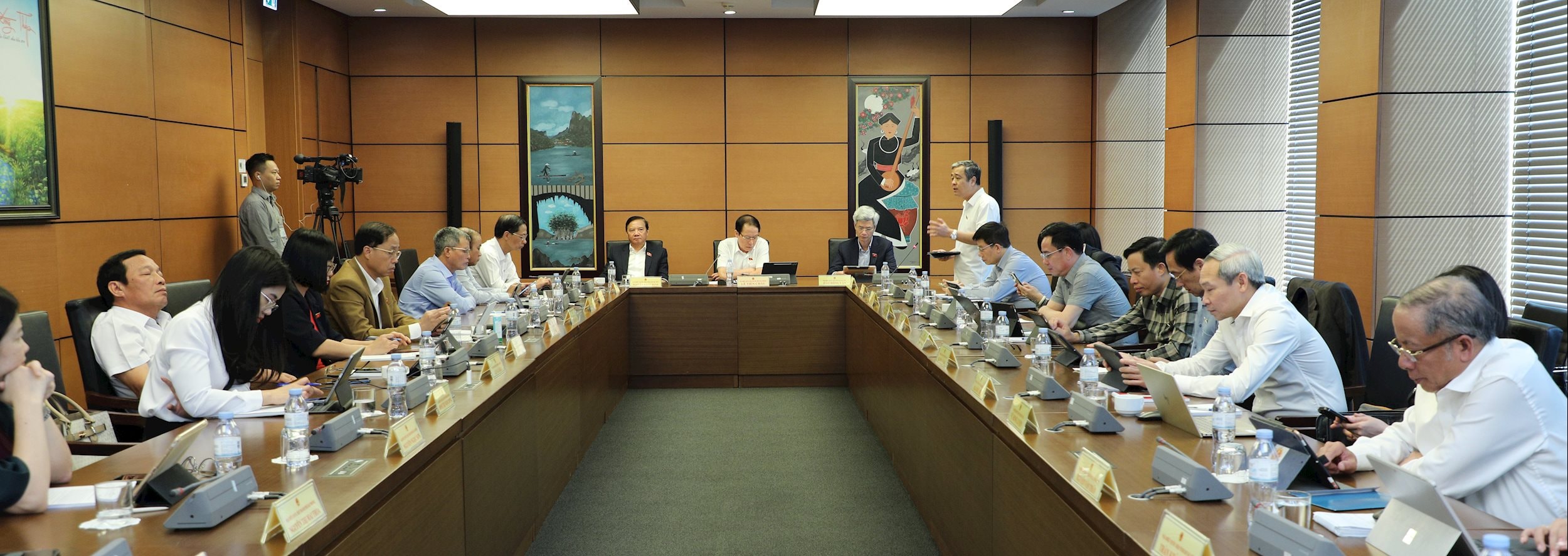 Delegados do grupo 9 (Hung Yen e Hai Phong City) discutiram no grupo.