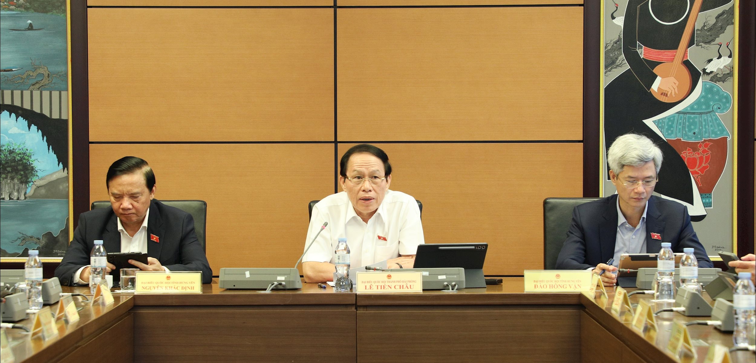 Trưởng Đoàn ĐBQH TP. Hải Phòng Lê Tiến Châu chủ trì phiên thảo luận tổ sáng 22:10