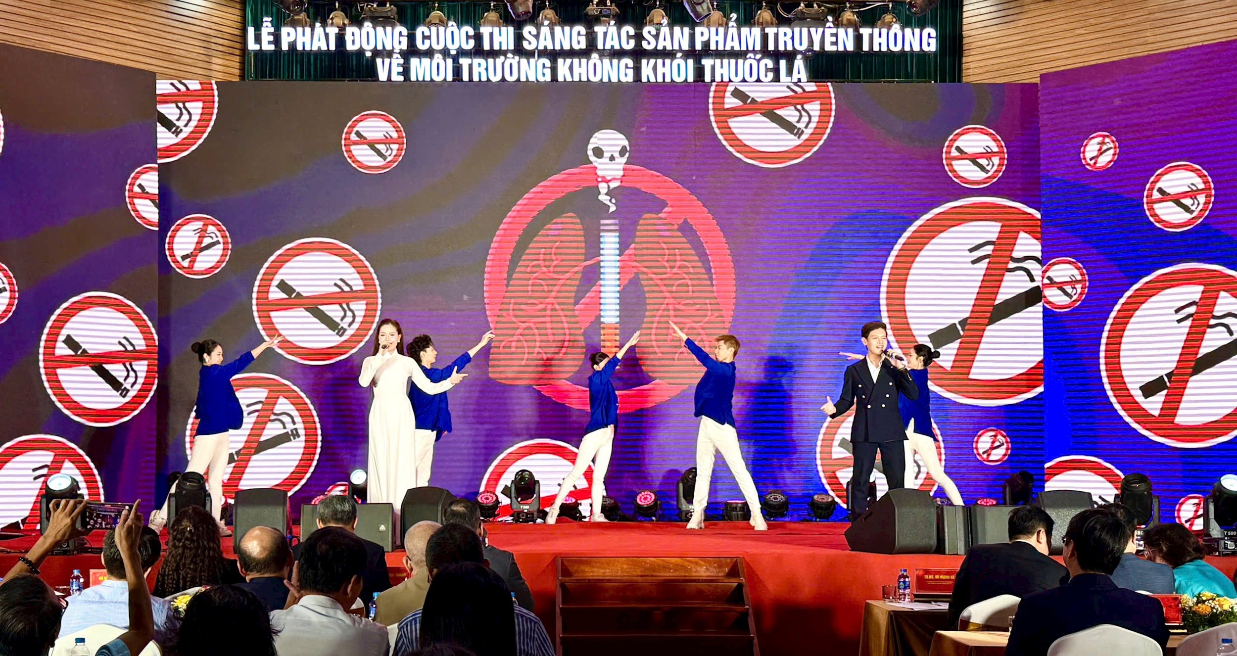 1383182838142854086 (2)