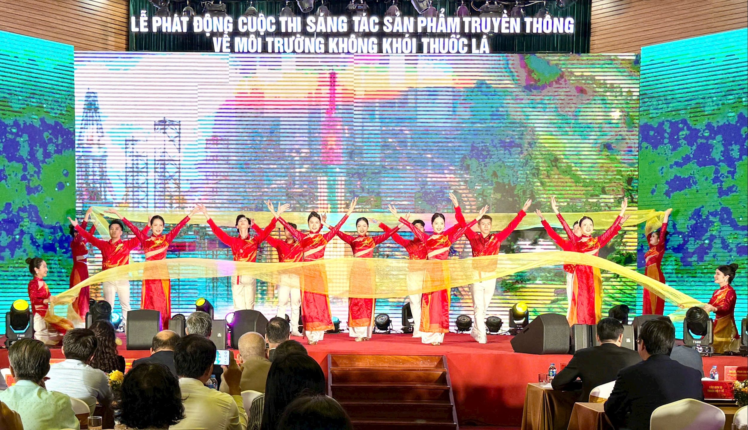 1383182838142854086 (3)