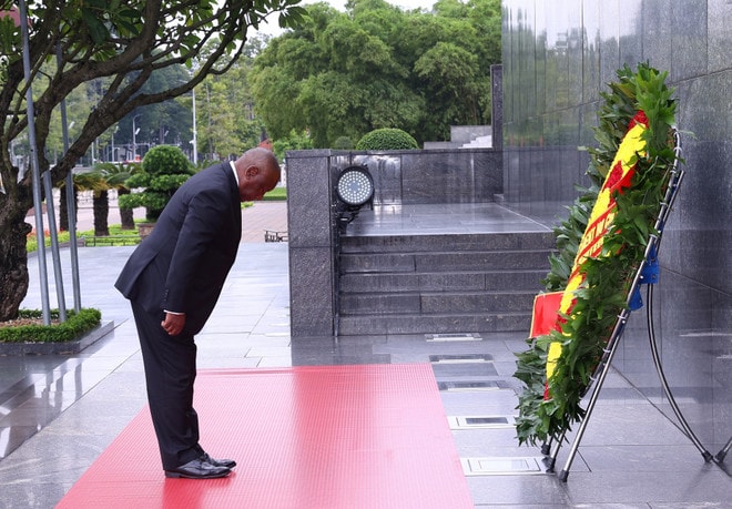 South African President Matamela Cyril Ramaphosa pays tribute to President Ho Chi Minh at his Mausoleum on October 23. (Photo: VNA) vna-potal-tong-thong-nam-phi-vao-lang-vieng-chu-tich-ho-chi-minh-8357490.jpg
