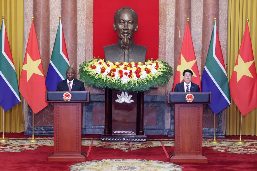 Vietnamese State President Luong Cuong (R) and South African President Matamela Cyril Ramaphosa at the press briefing in Hanoi on October 23. (Photo: VNA)