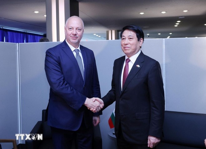 President Luong Cuong (R) meet with Bulgarian Prime Minister Rosen Zhelyazkov. (Photo: VNA) chu-tich-nuoc-luong-cuong-gap-thu-tuong-bulgaria-24-1.jpg
